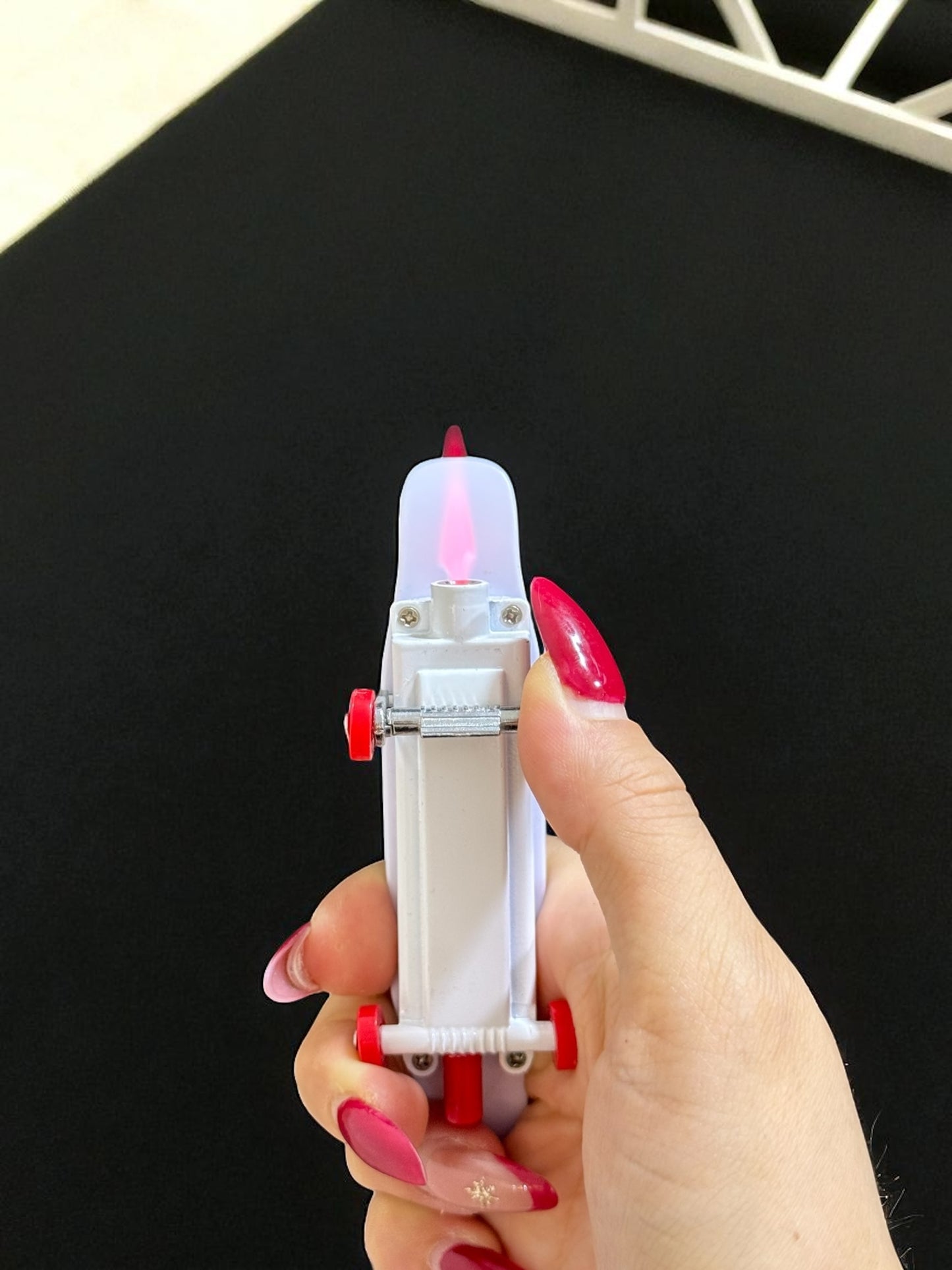 Kaykay Şeklinde Pembe Alevli Çakmak 2348