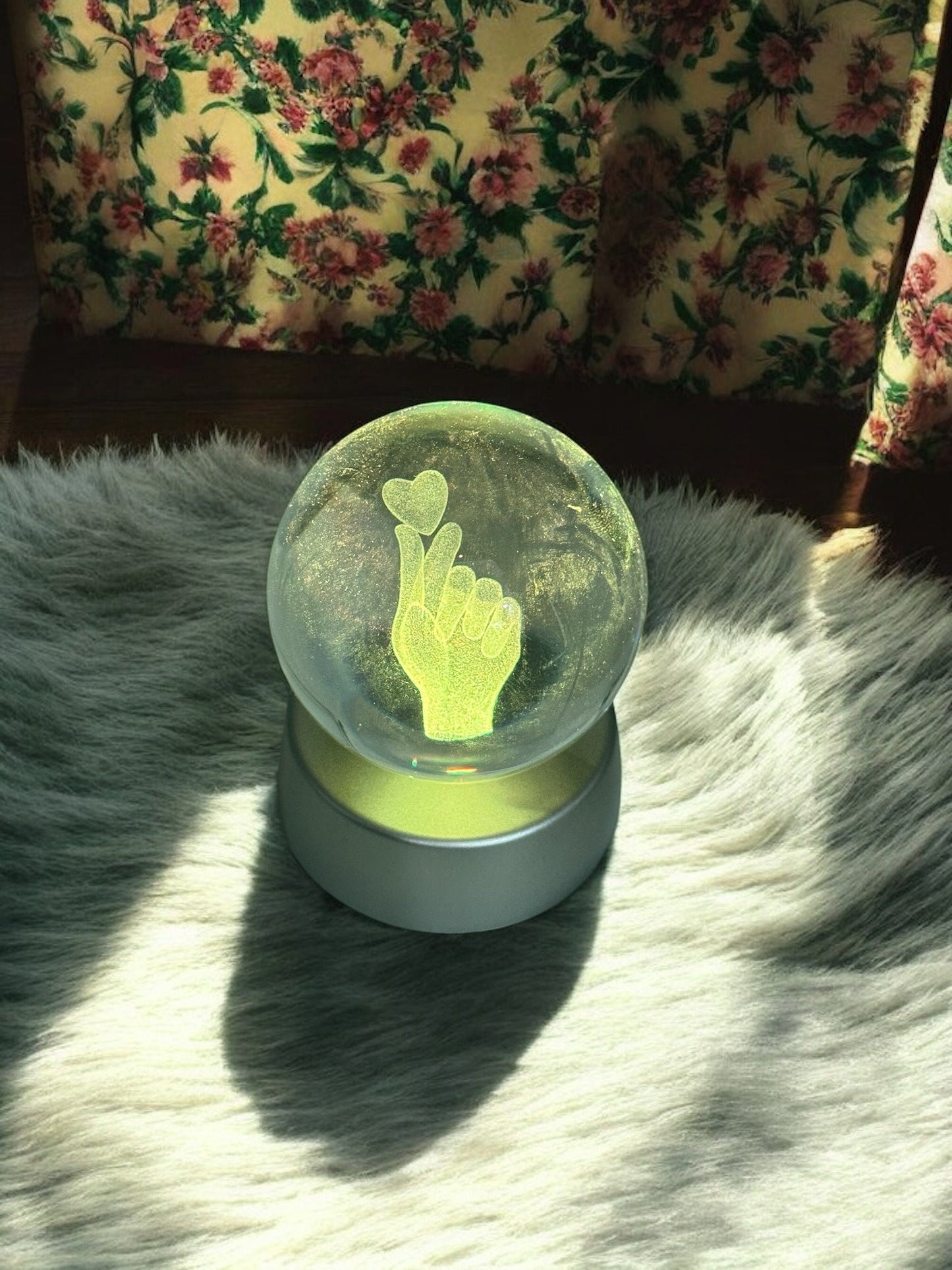 Kore Tarzı Kalpli Cam Küre