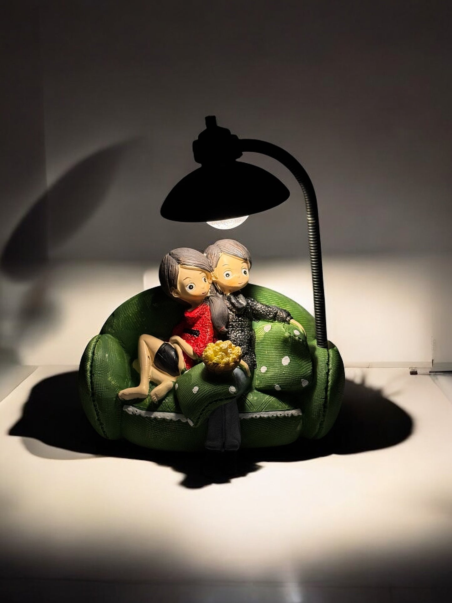 Sokak Lambalı Koltukta Oturan Sevgili Biblo 4632