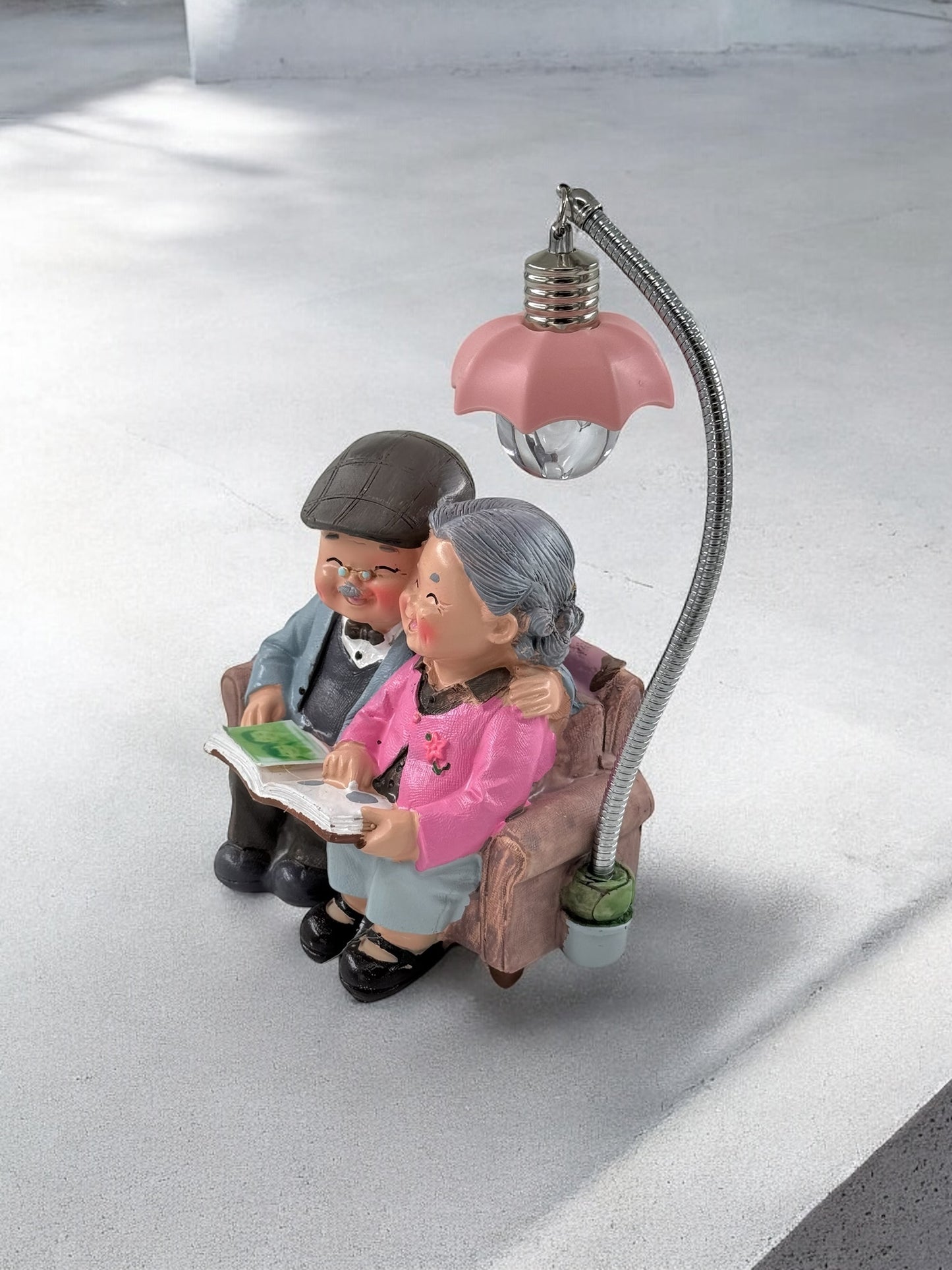 Sokak Lambalı Kitap Okuyan Dede Nine Biblo CL-220