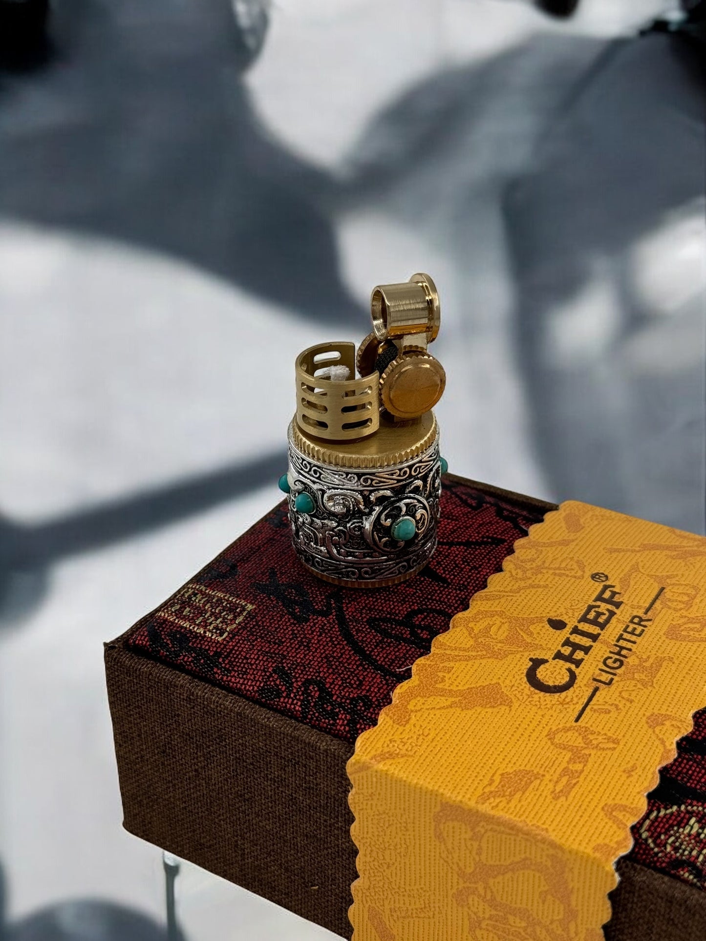 Chief Özel Kutulu İşlemeli Yüzüklü Benzinli Çakmak 1472