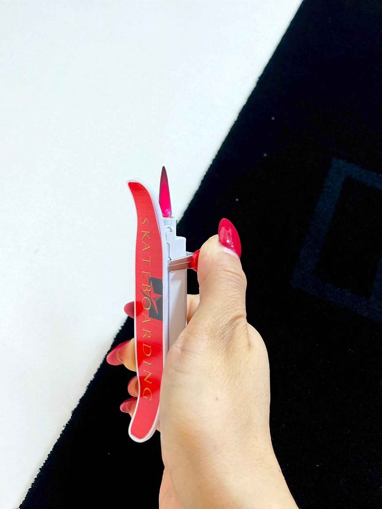 Kaykay Şeklinde Pembe Alevli Çakmak 2348