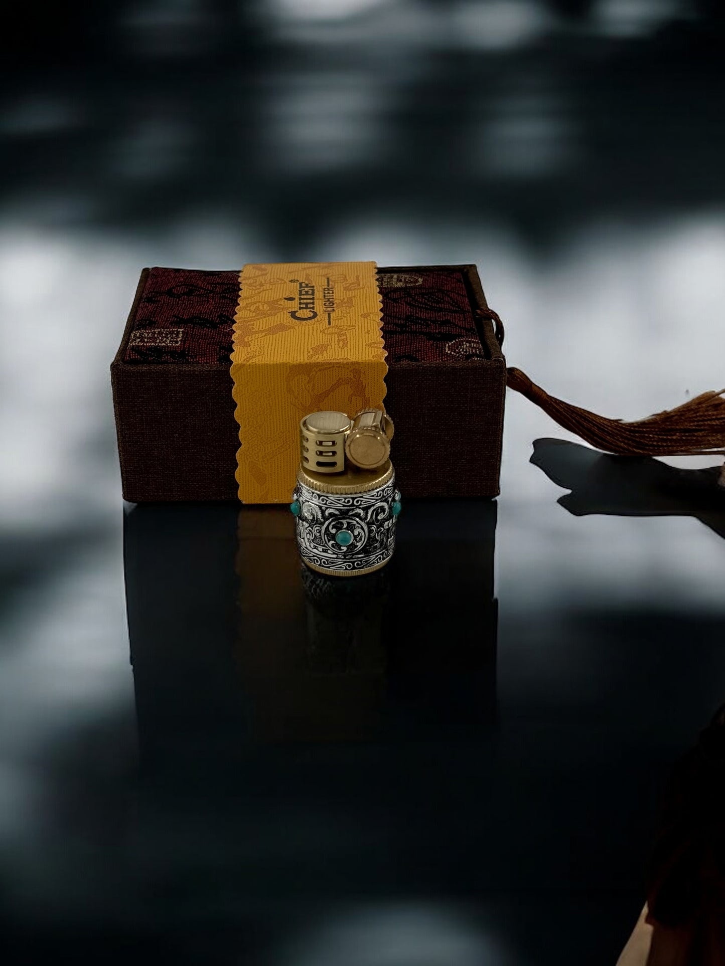 Chief Özel Kutulu İşlemeli Yüzüklü Benzinli Çakmak 1472