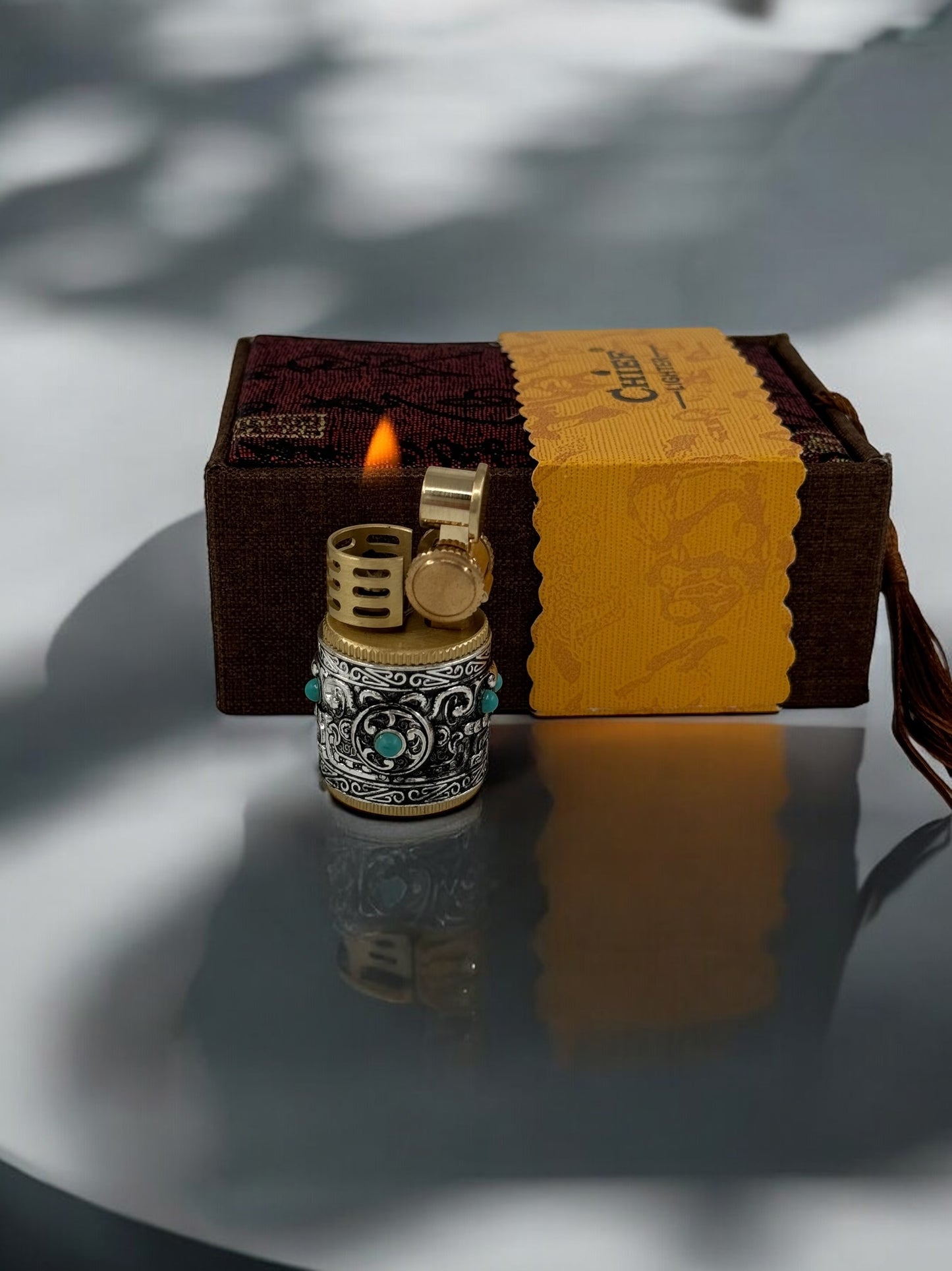 Chief Özel Kutulu İşlemeli Yüzüklü Benzinli Çakmak 1472
