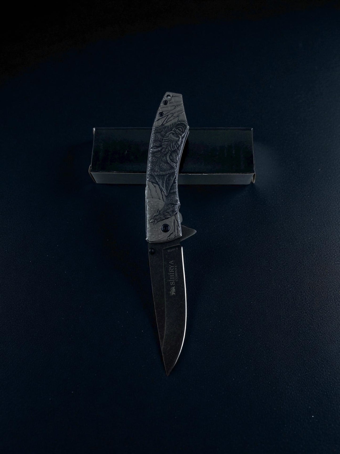 Sibirya Metal Kurt Desenli Katlanır Çakı