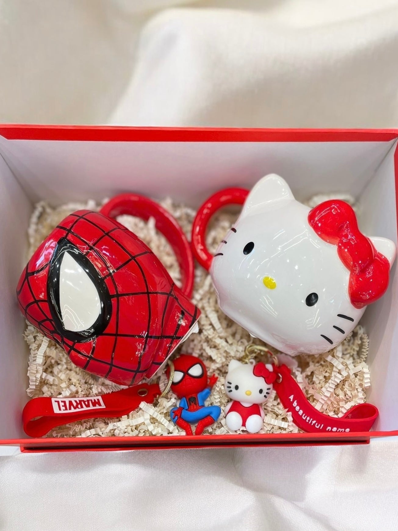 Hello Kitty & Spiderman Kupalı Özel Kutu