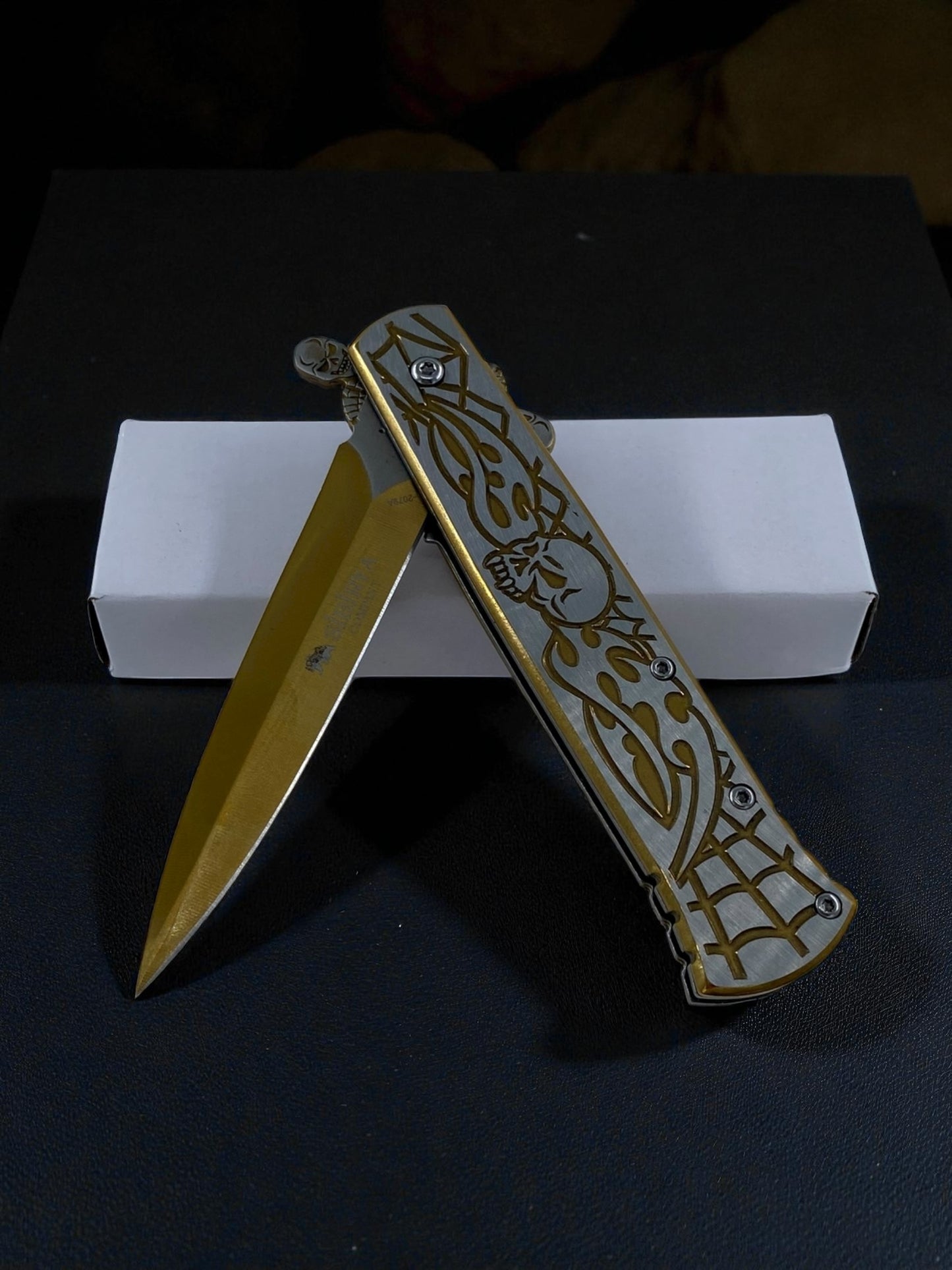 Kurukafa İşlemeli Hançer Çakı Altın