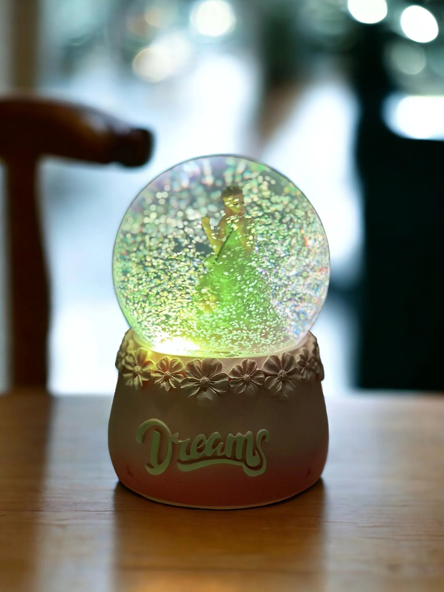 Büyük Boy Dreams Püskürtme Motorlu Işıklı Kar Küresi 500-100