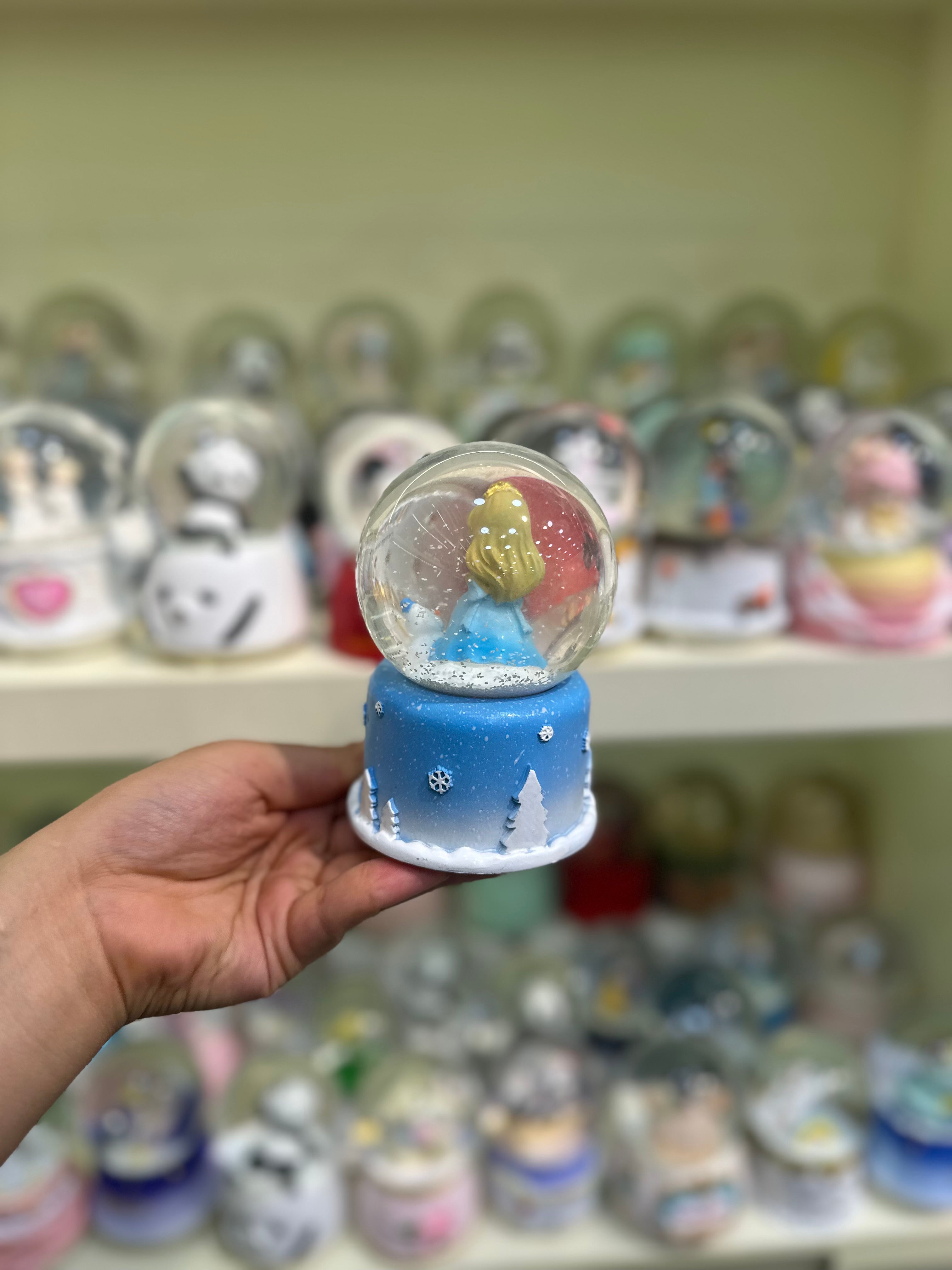 Frozen Prenses Figürlü Orta Boy Kar Küresi
