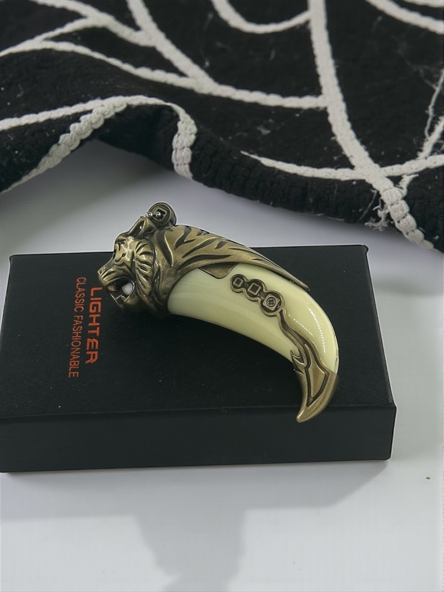 Kaplan Pençesi Şeklinde Işıklı Renkli Alevli Çakmak