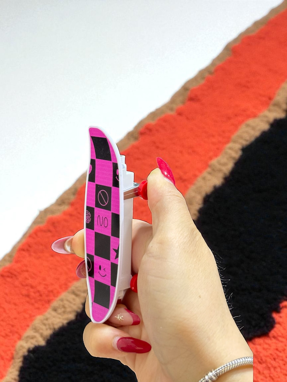 Kaykay Şeklinde Pembe Alevli  Çakmak 2348