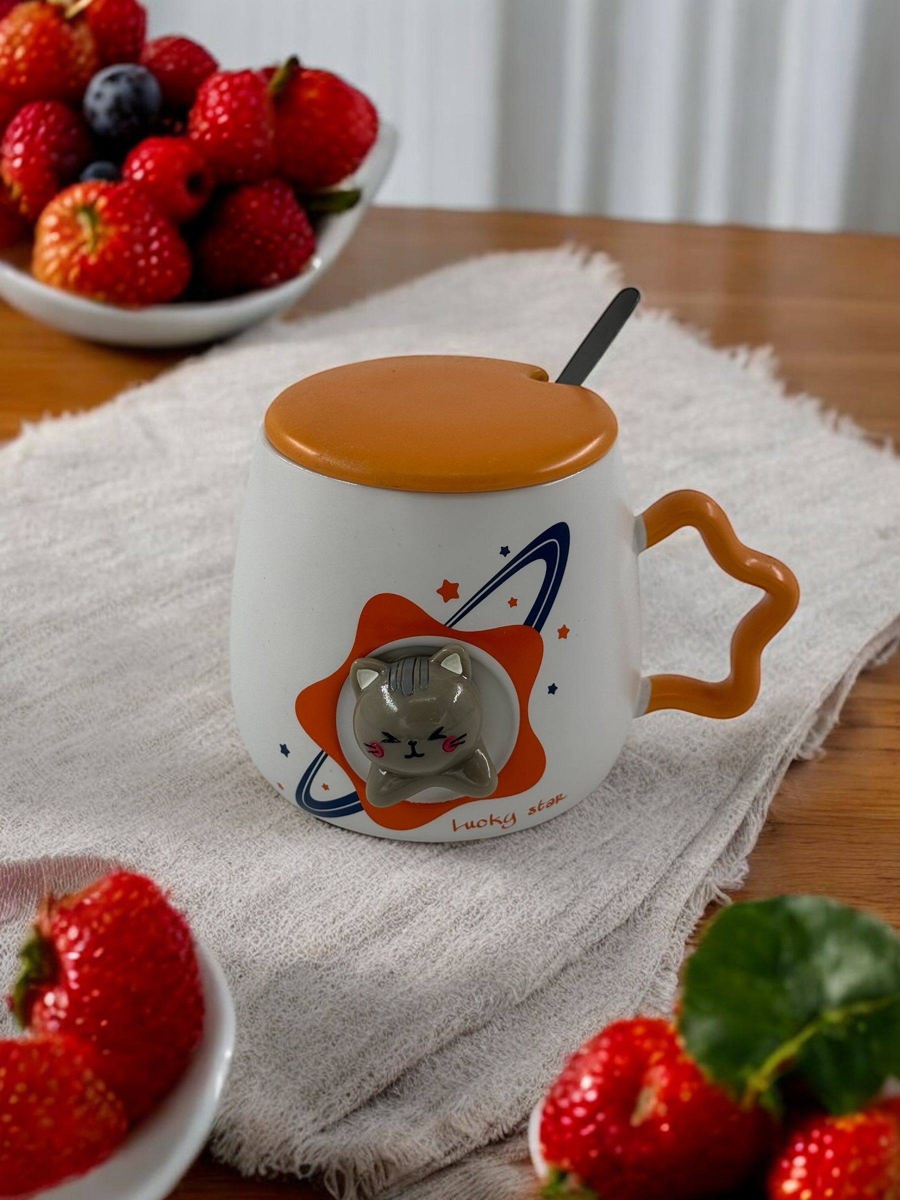 Kabartmalı Uzay Tasarımlı Porselen Kupa 2-478