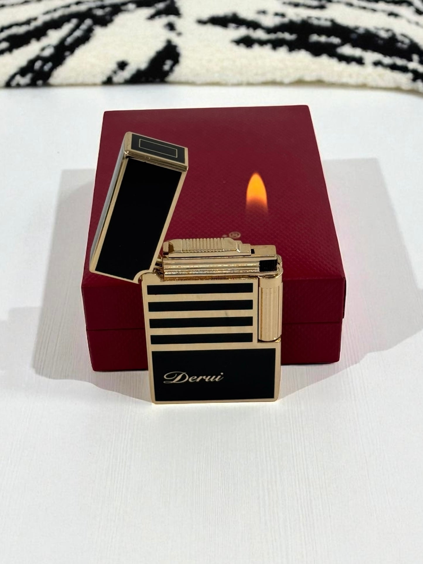 Derui Lux Siyah Altın Çizgili Gazlı Çakmak 1312