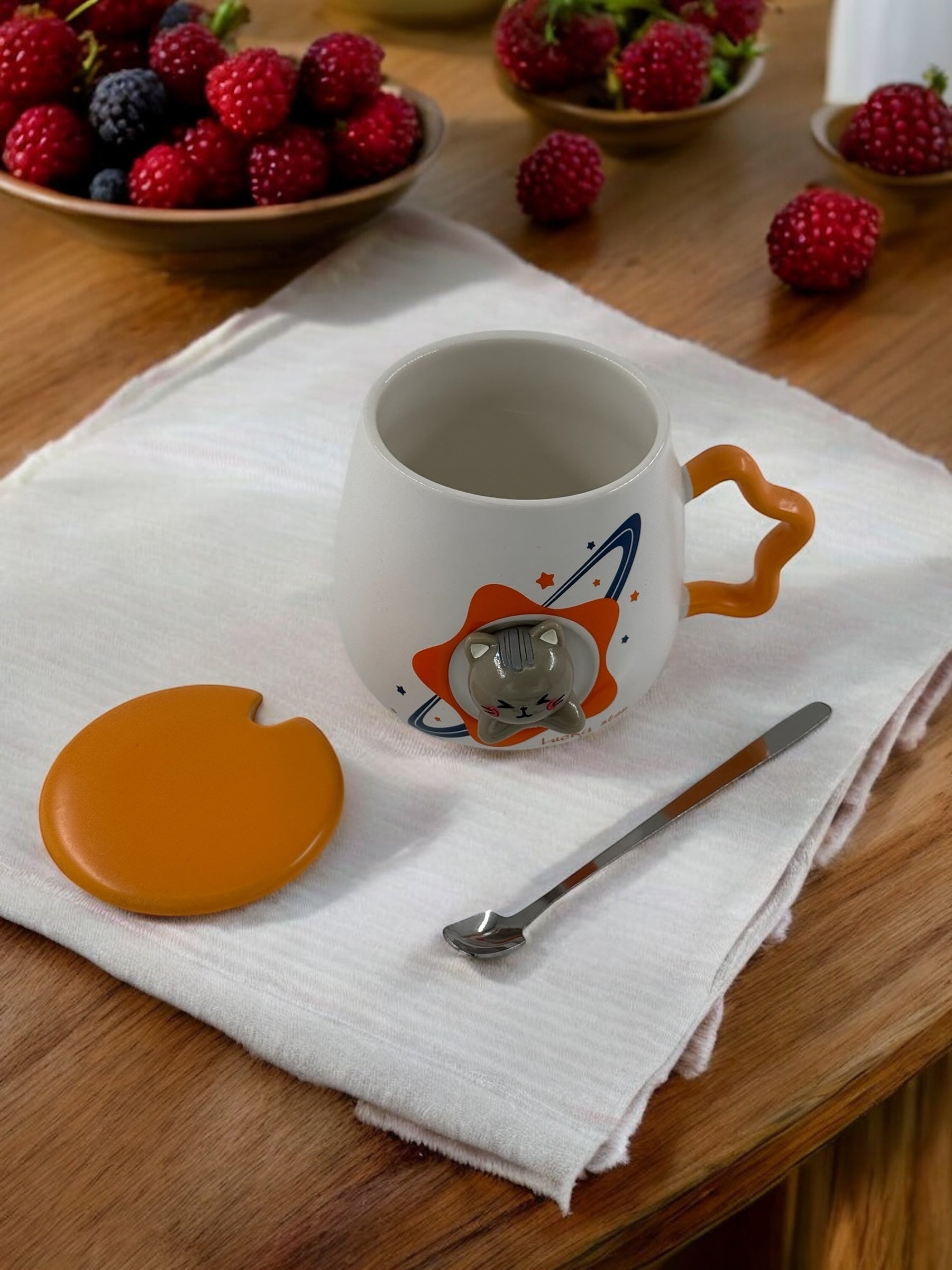 Kabartmalı Uzay Tasarımlı Porselen Kupa 2-478