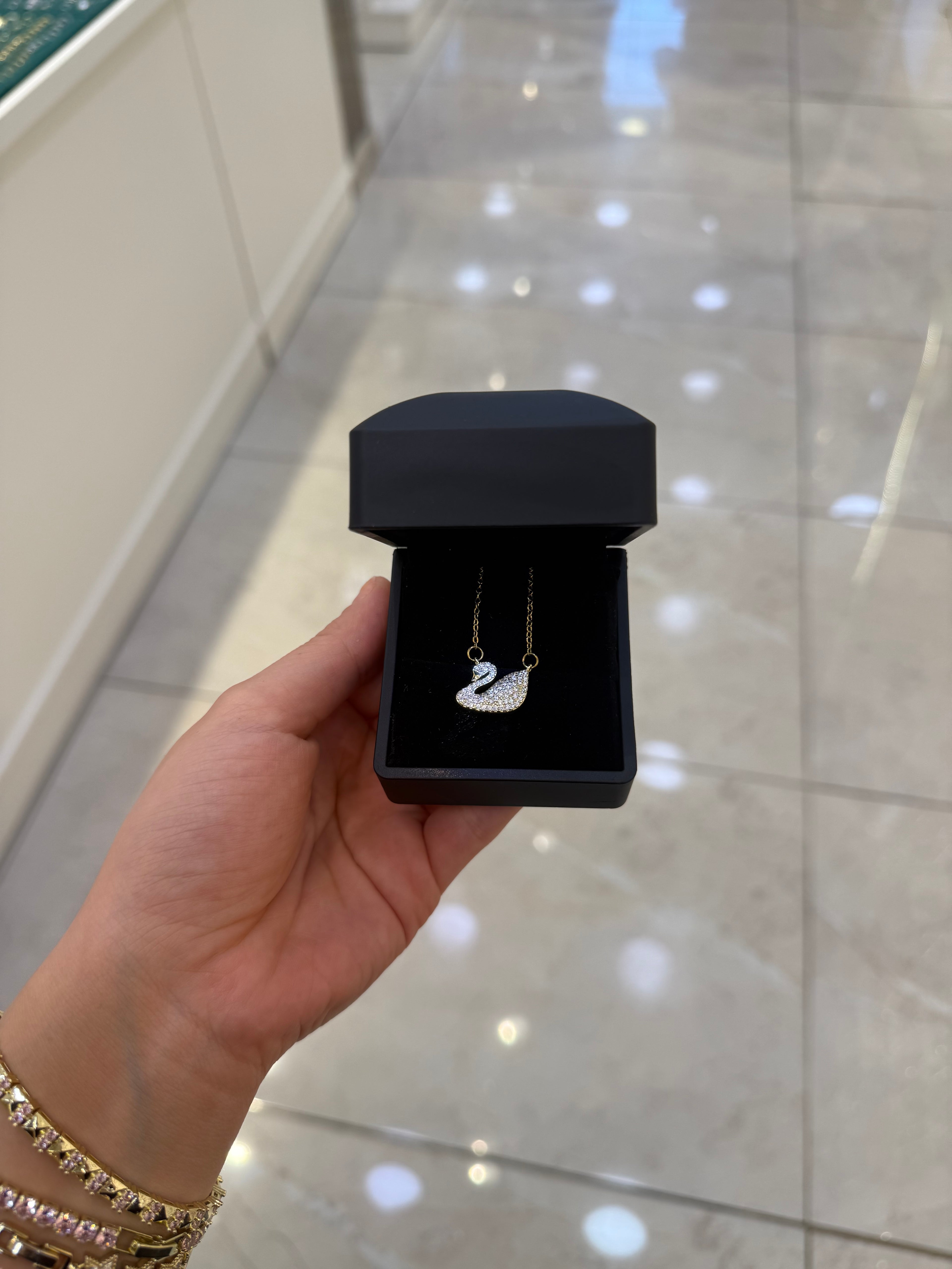 Swaroski Kuğu Kolyeli Işıklı Kutu