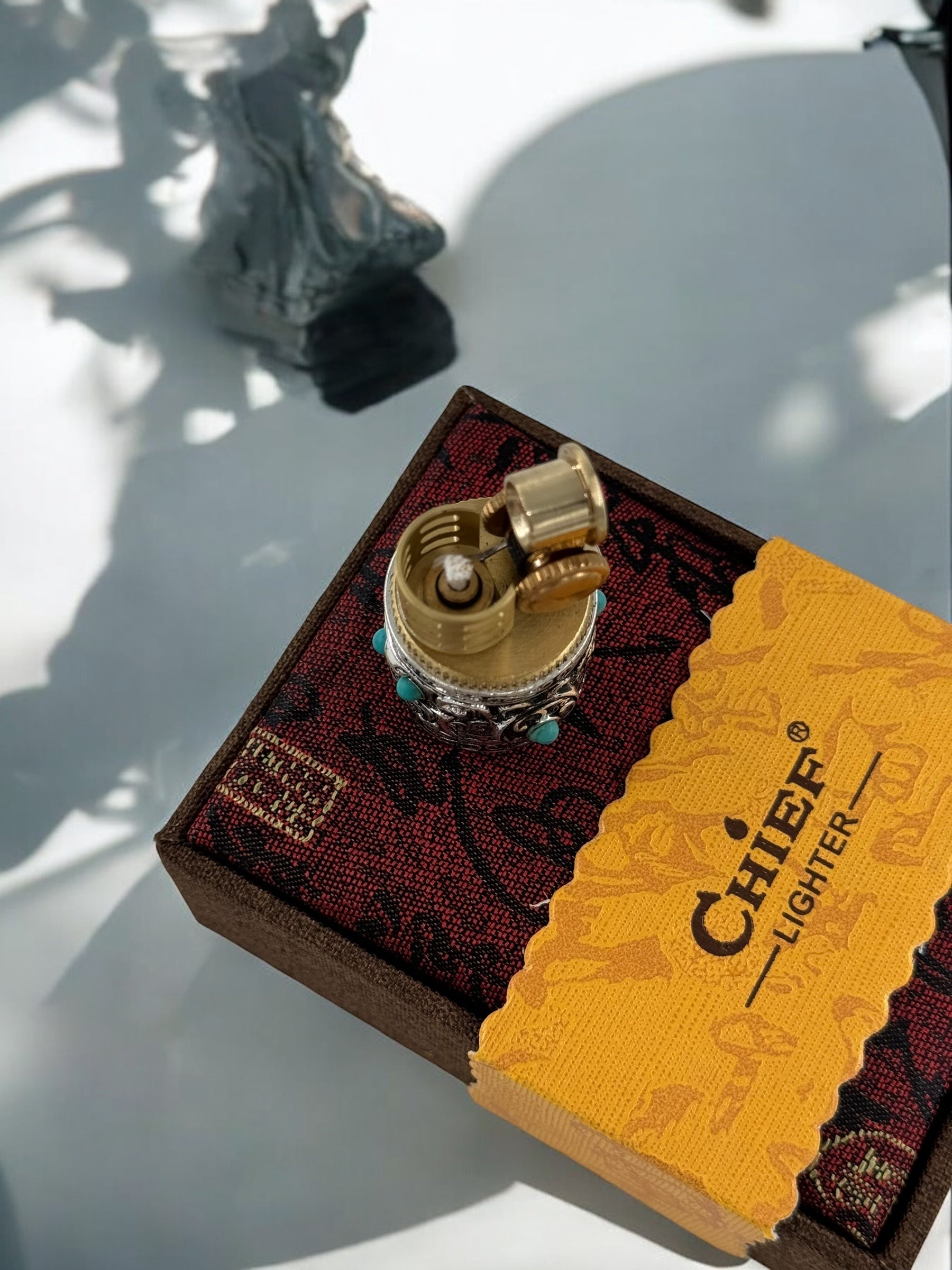 Chief Özel Kutulu İşlemeli Yüzüklü Benzinli Çakmak 1472