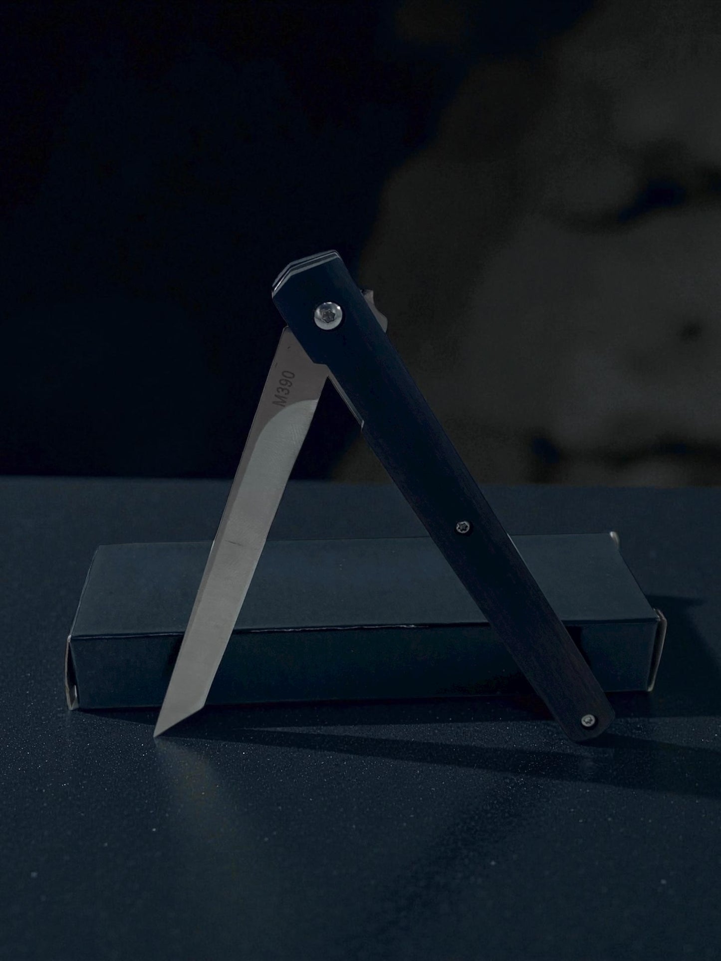 Zarif Gövdeli Uzun Bıçaklı Siyah Metal Katlanır Çakı