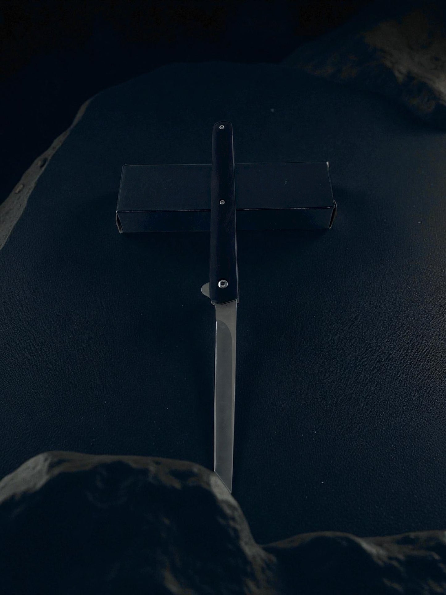 Zarif Gövdeli Uzun Bıçaklı Siyah Metal Katlanır Çakı