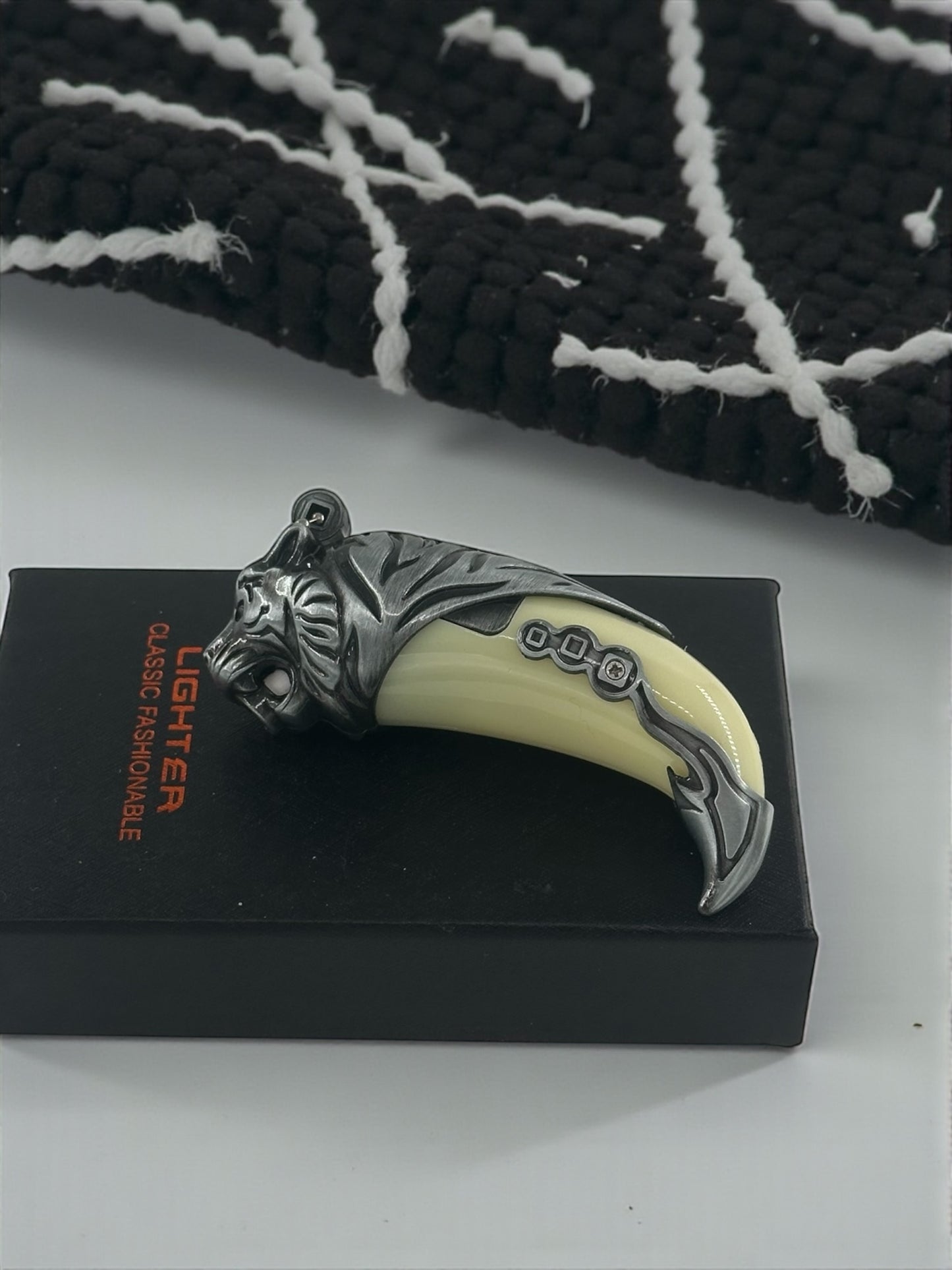 Kaplan Pençesi Şeklinde Işıklı Renkli Alevli Çakmak