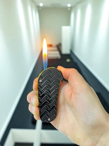 Parmak Arası Terlik Şeklinde Çakmak