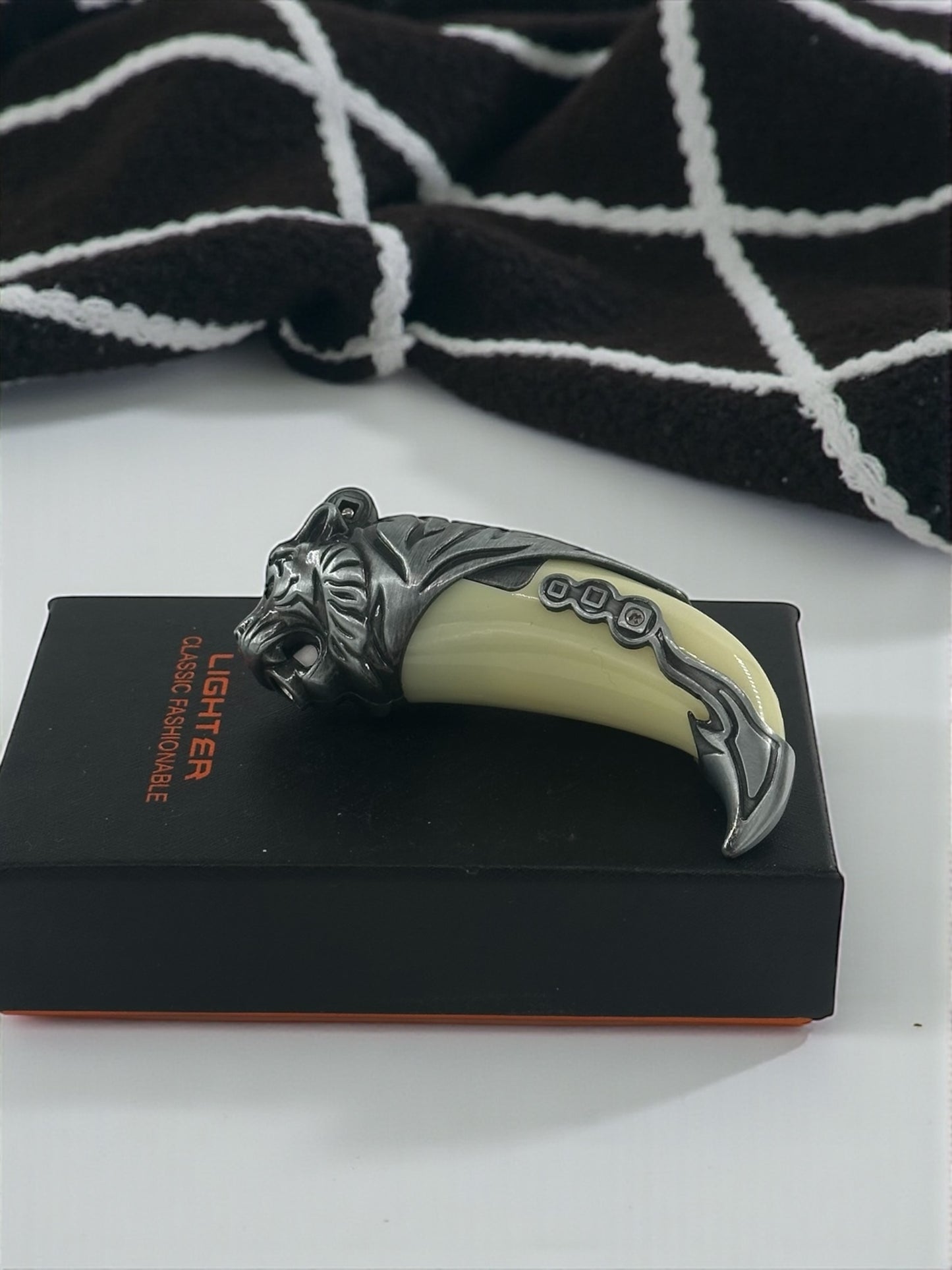 Kaplan Pençesi Şeklinde Işıklı Renkli Alevli Çakmak