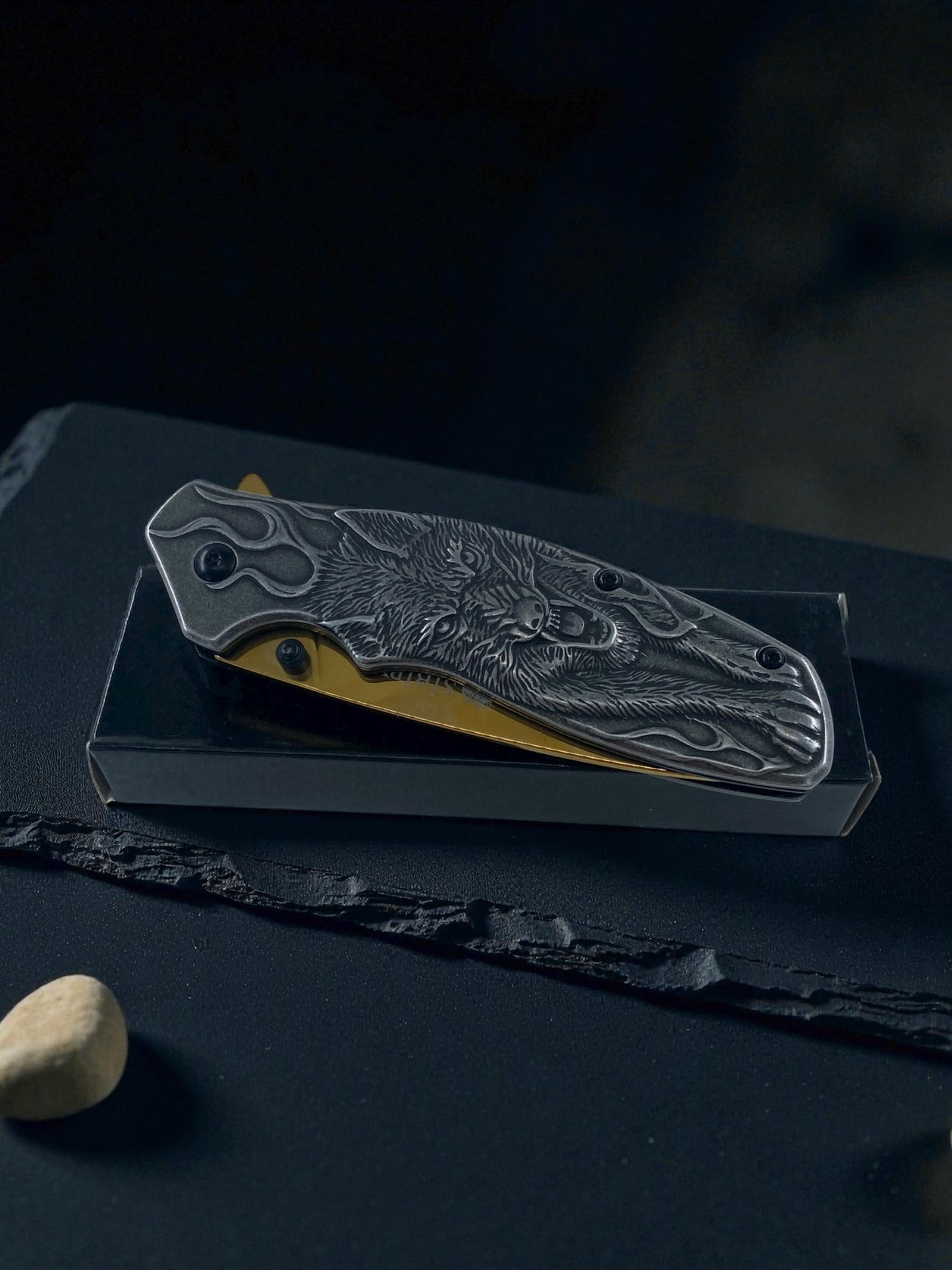 Kurt Kabartmalı Altın Detaylı Sibirya Katlanabilir Çakı