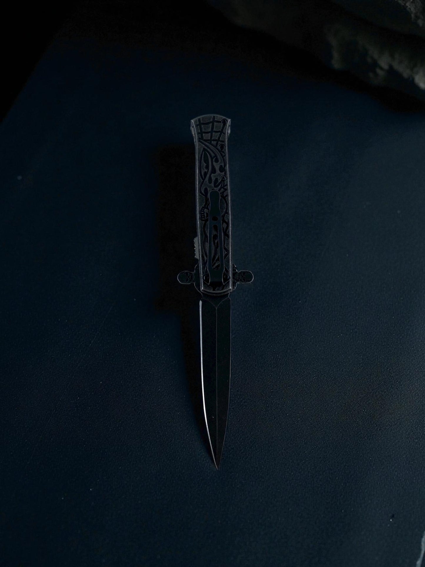 Kurukafa İşlemeli Hançer Çakı Siyah