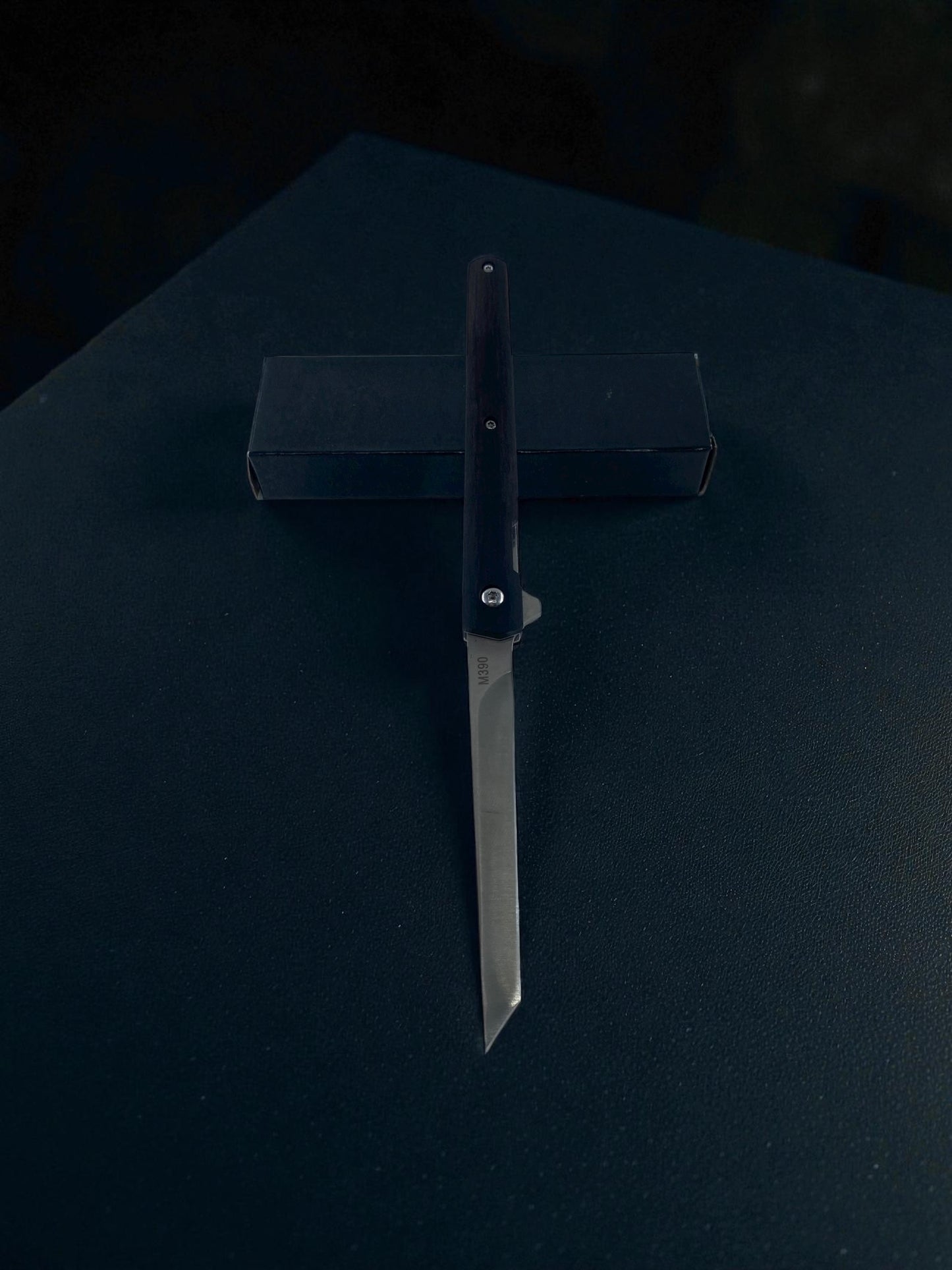 Zarif Gövdeli Uzun Bıçaklı Siyah Metal Katlanır Çakı