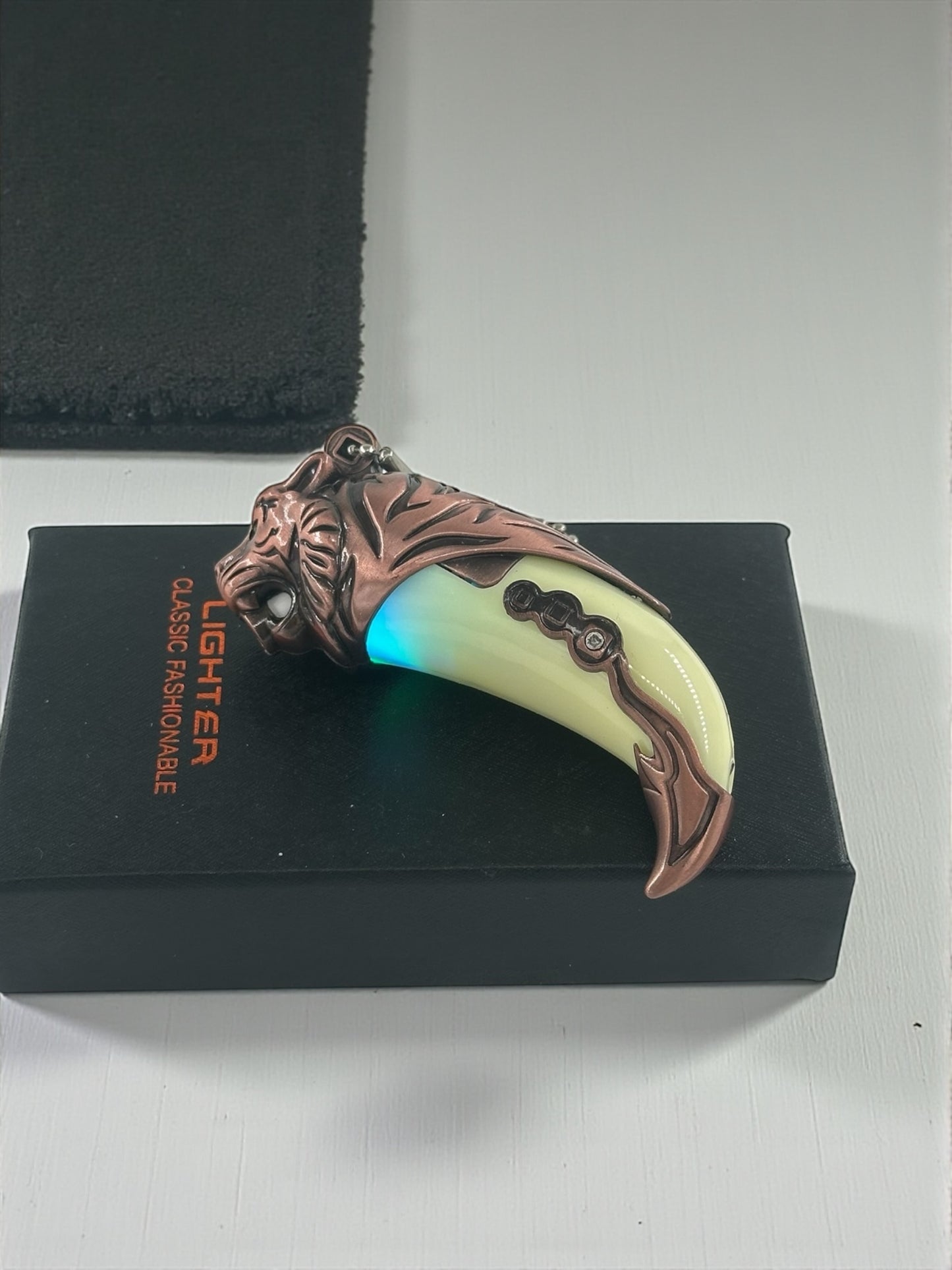 Kaplan Pençesi Şeklinde Işıklı Renkli Alevli Çakmak