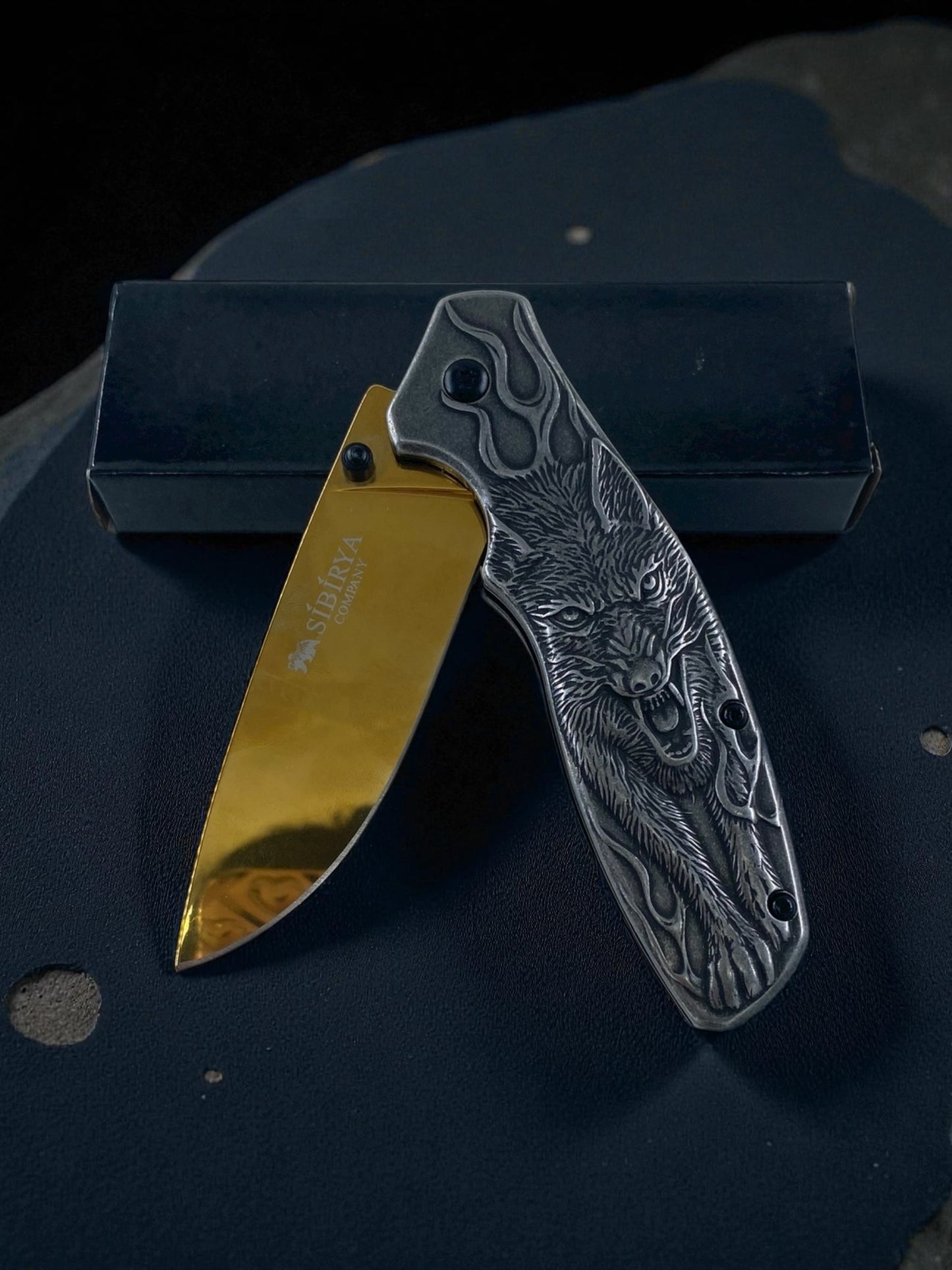 Kurt Kabartmalı Altın Detaylı Sibirya Katlanabilir Çakı