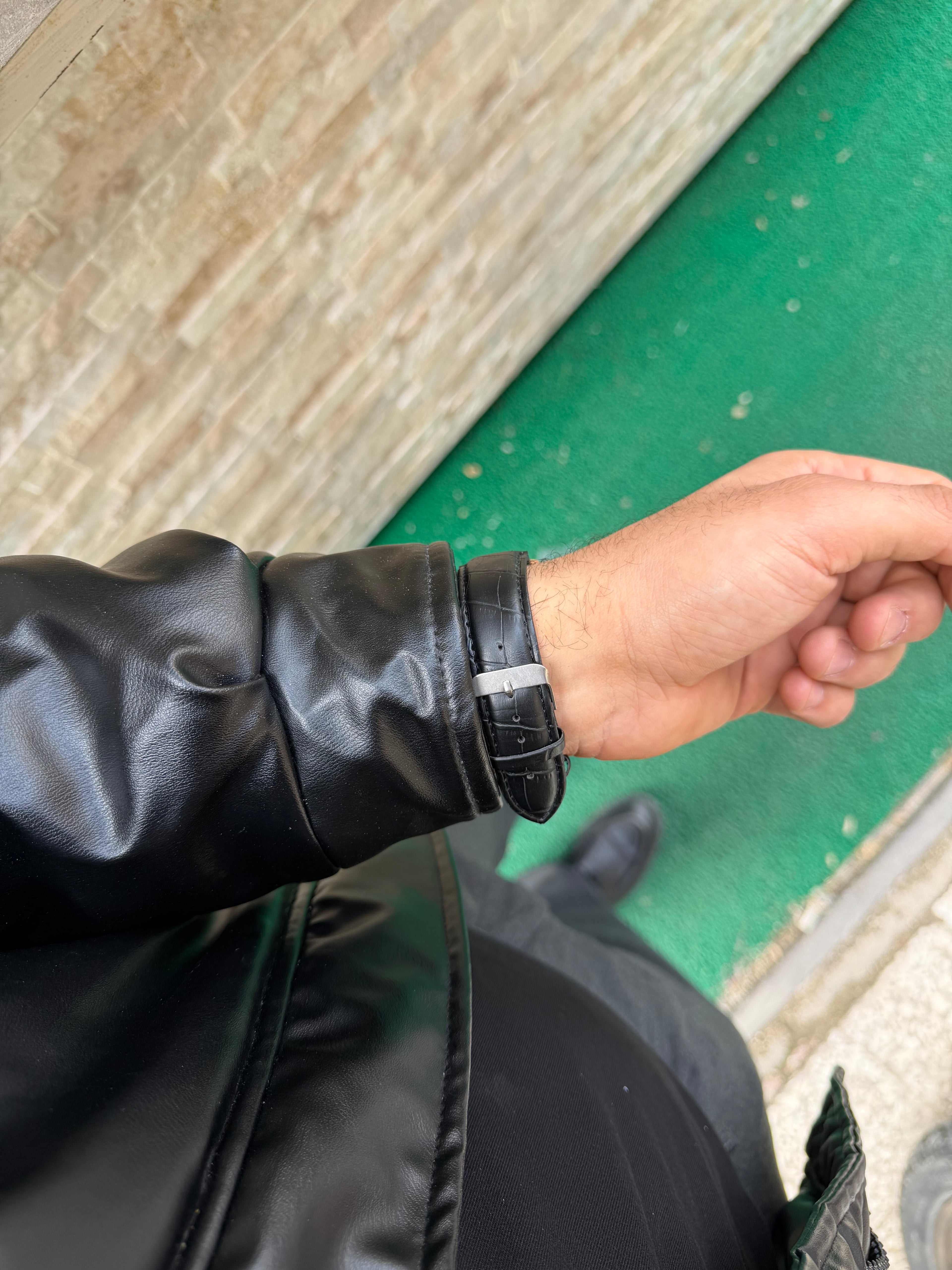 Siyah Deri Kordon Şarj Edilebilir Kol Saati Mavi Beyaz