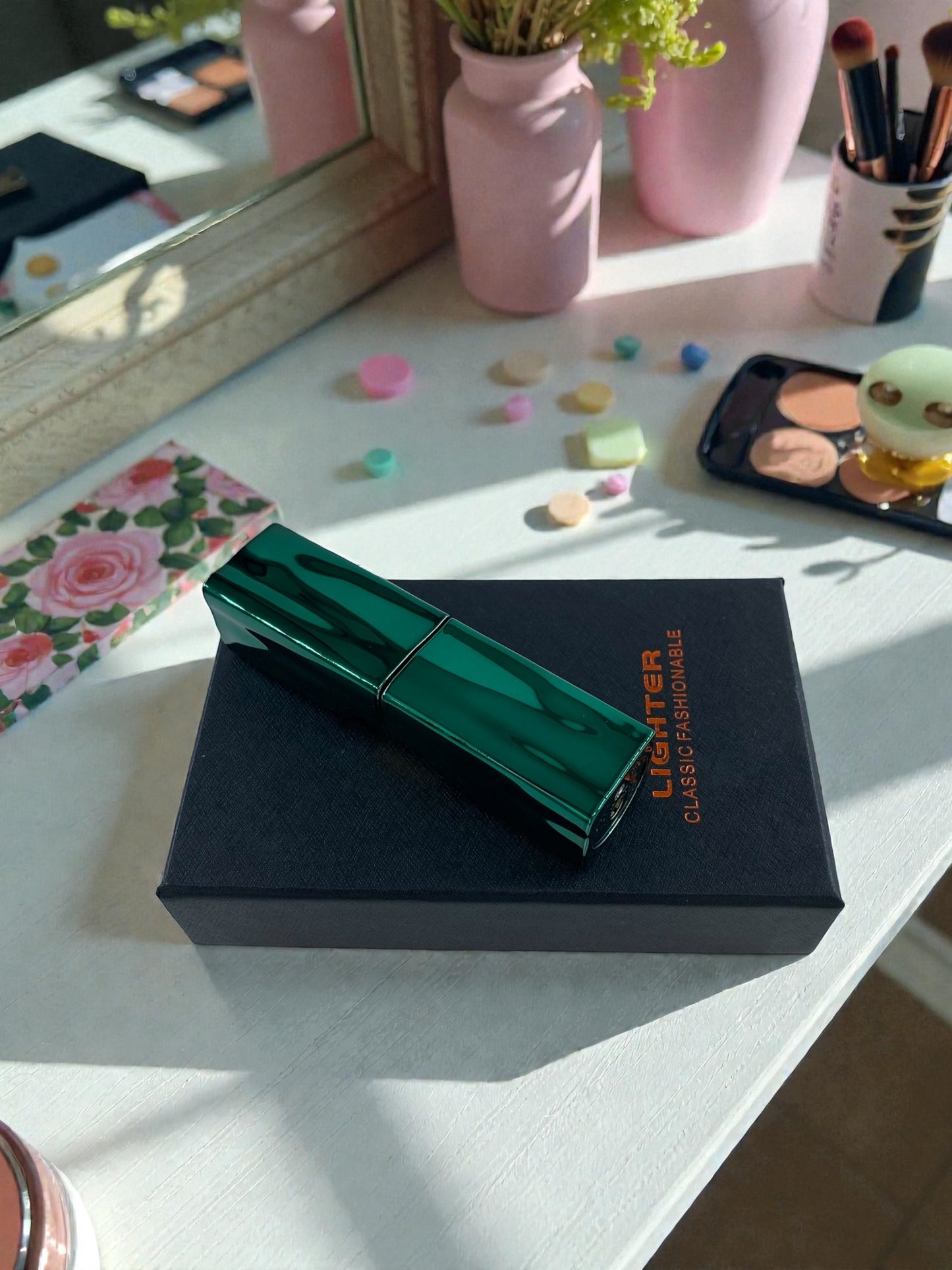 Lux Ruj Tasarımlı Kapaklı Gazlı Çakmak 8718