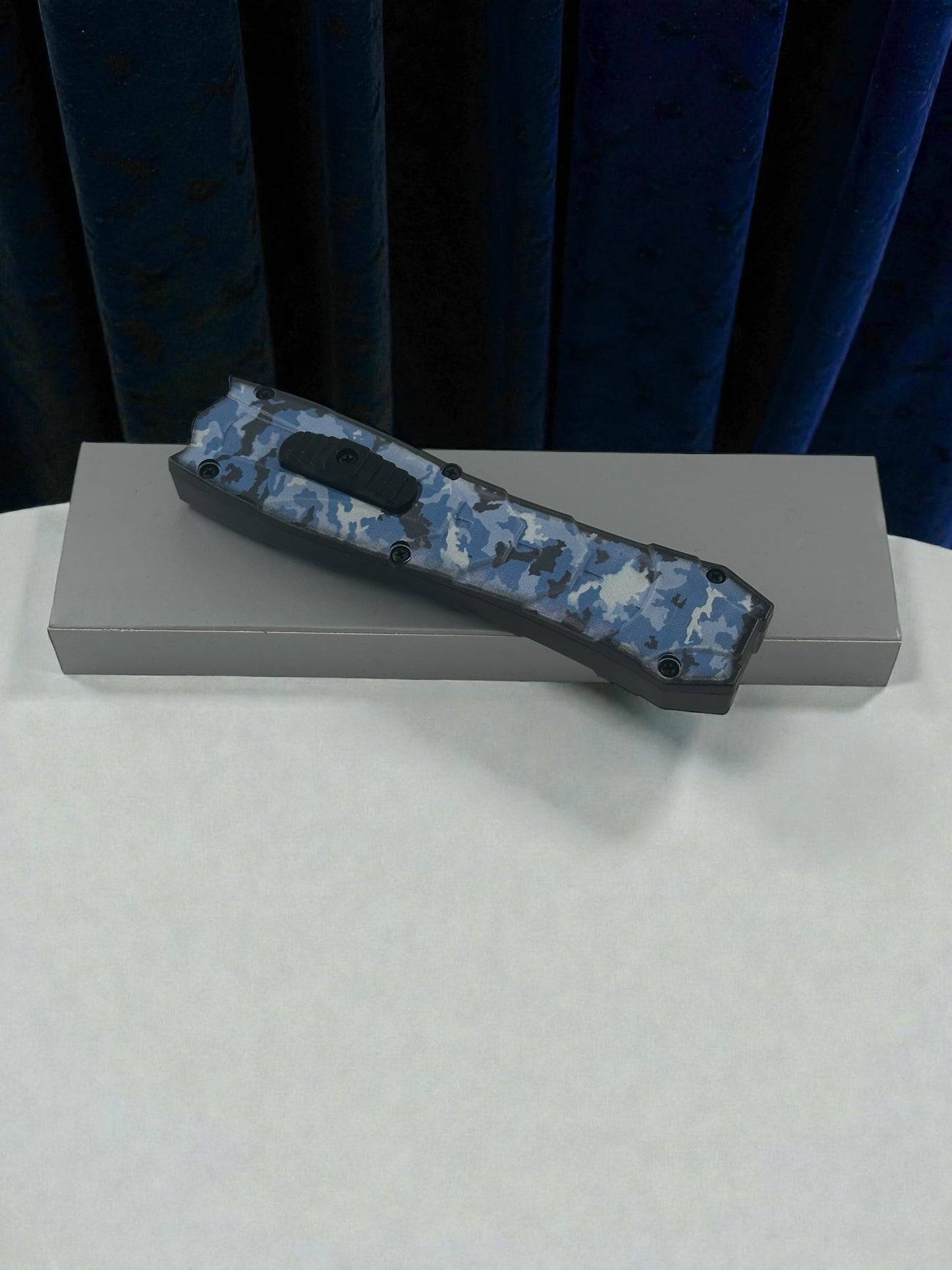 Mavi Desenli Banchmade İçten Çıkmalı Çakı