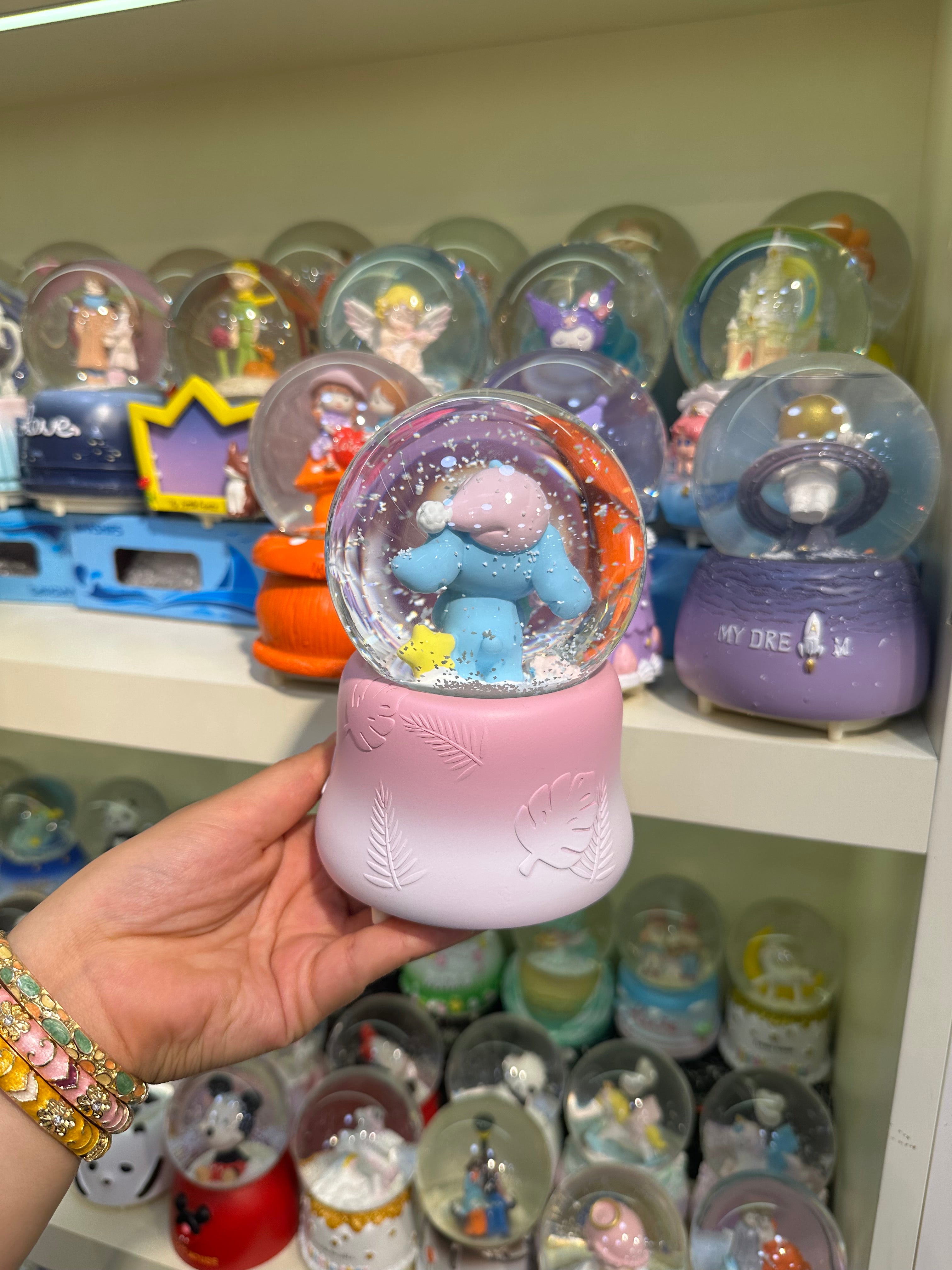 Uykucu Stitch Temalı Büyük Boy Kar Küresi