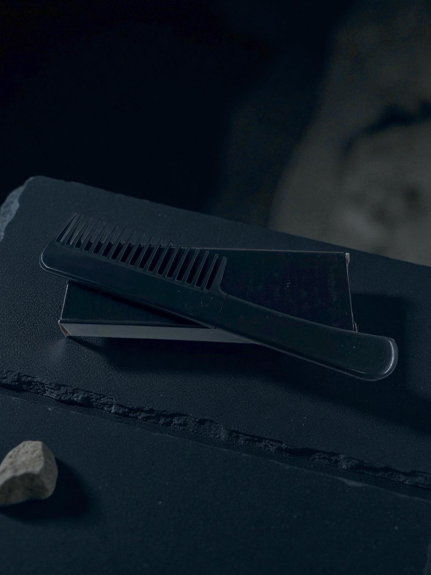 Tarak Görünümlü Gizli Bıçak – Kamufle Edilebilir Savunma Çakısı