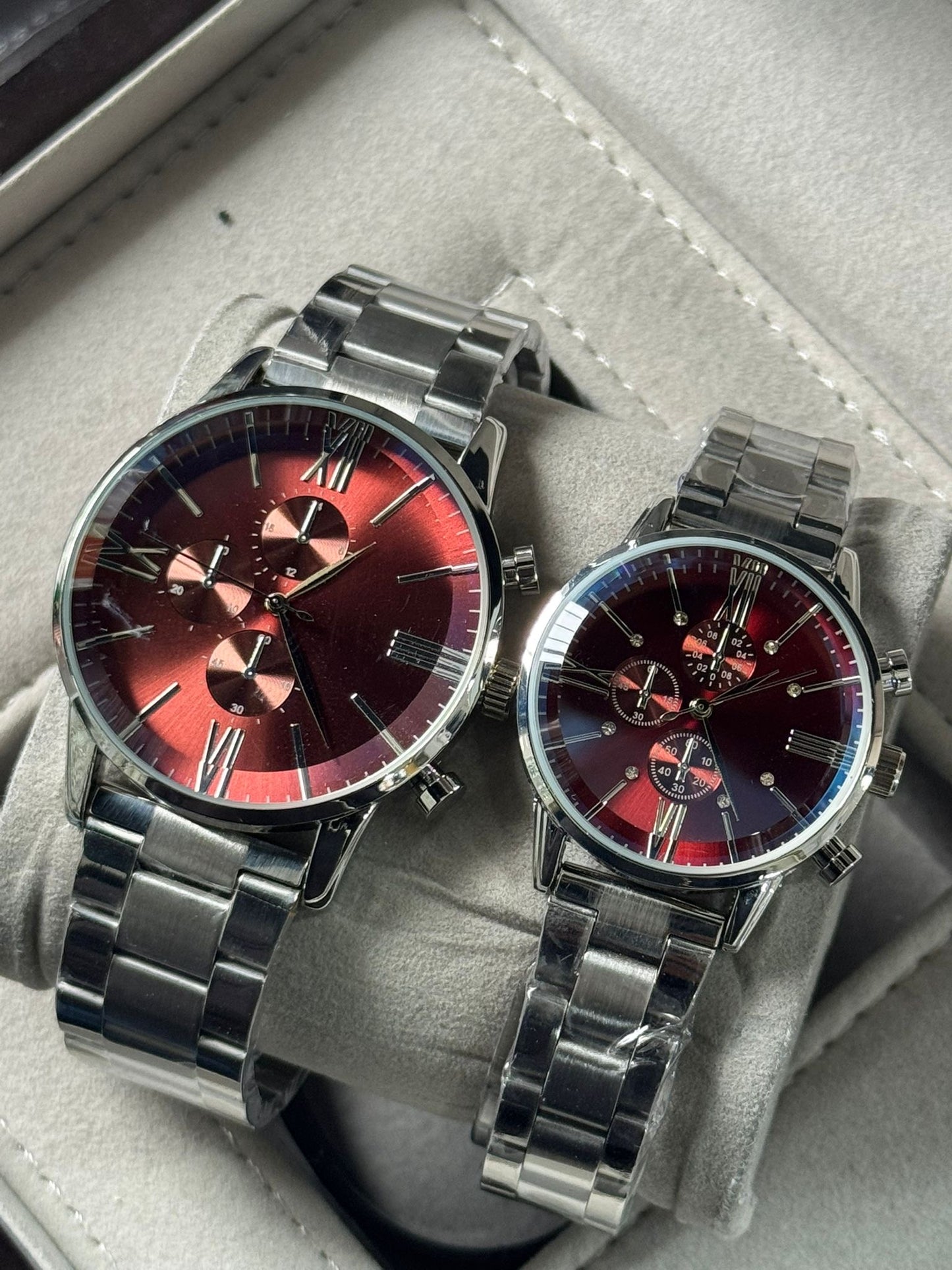 Kişiye Özel Kordonu İsim Yazılır Çelik Çift Saati Bordo Gümüş