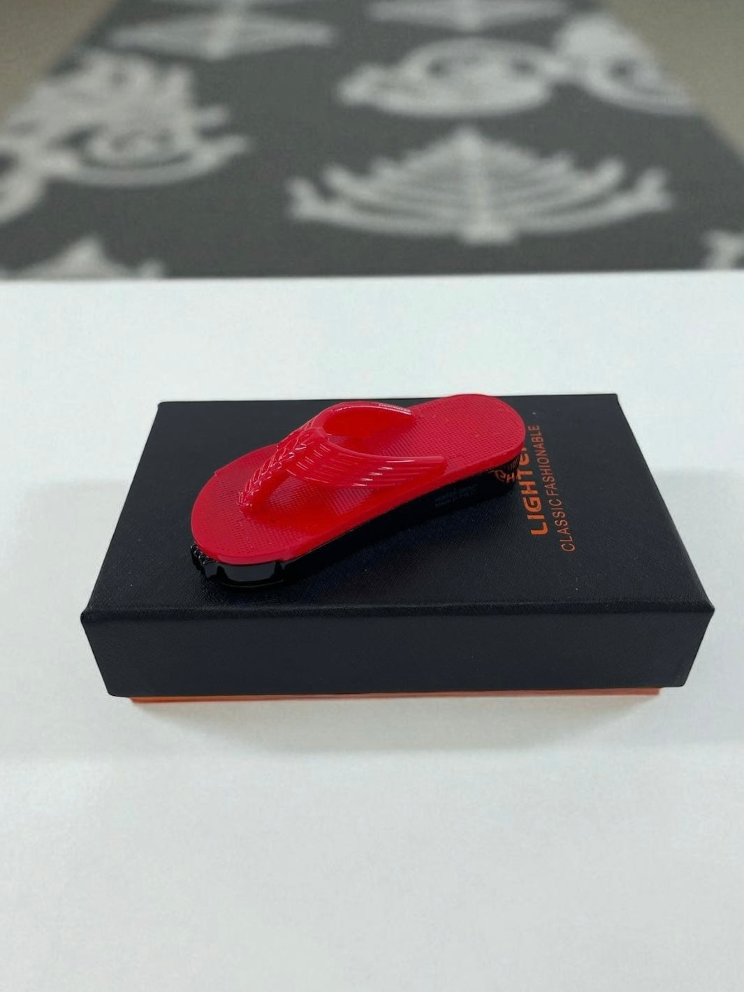 Parmak Arası Terlik Şeklinde Çakmak