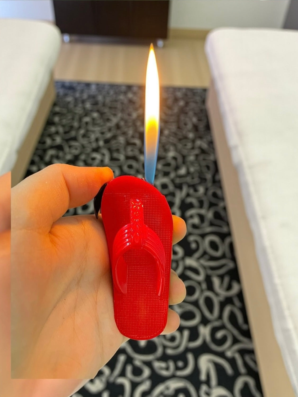 Parmak Arası Terlik Şeklinde Çakmak