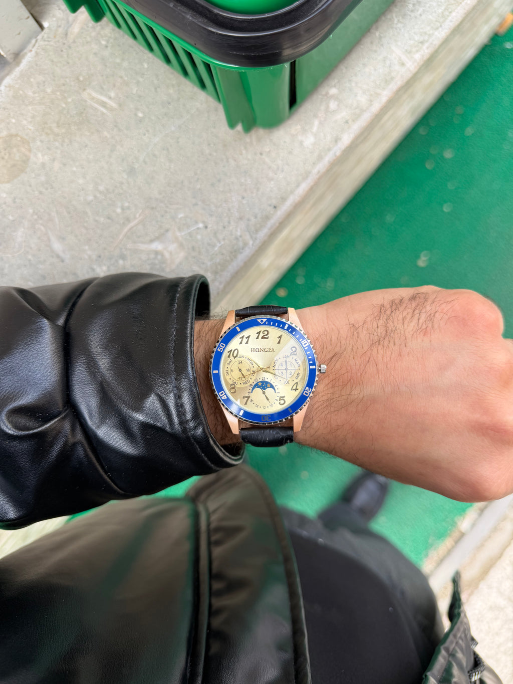 Siyah Deri Kordon Şarj Edilebilir Kol Saati Mavi Beyaz