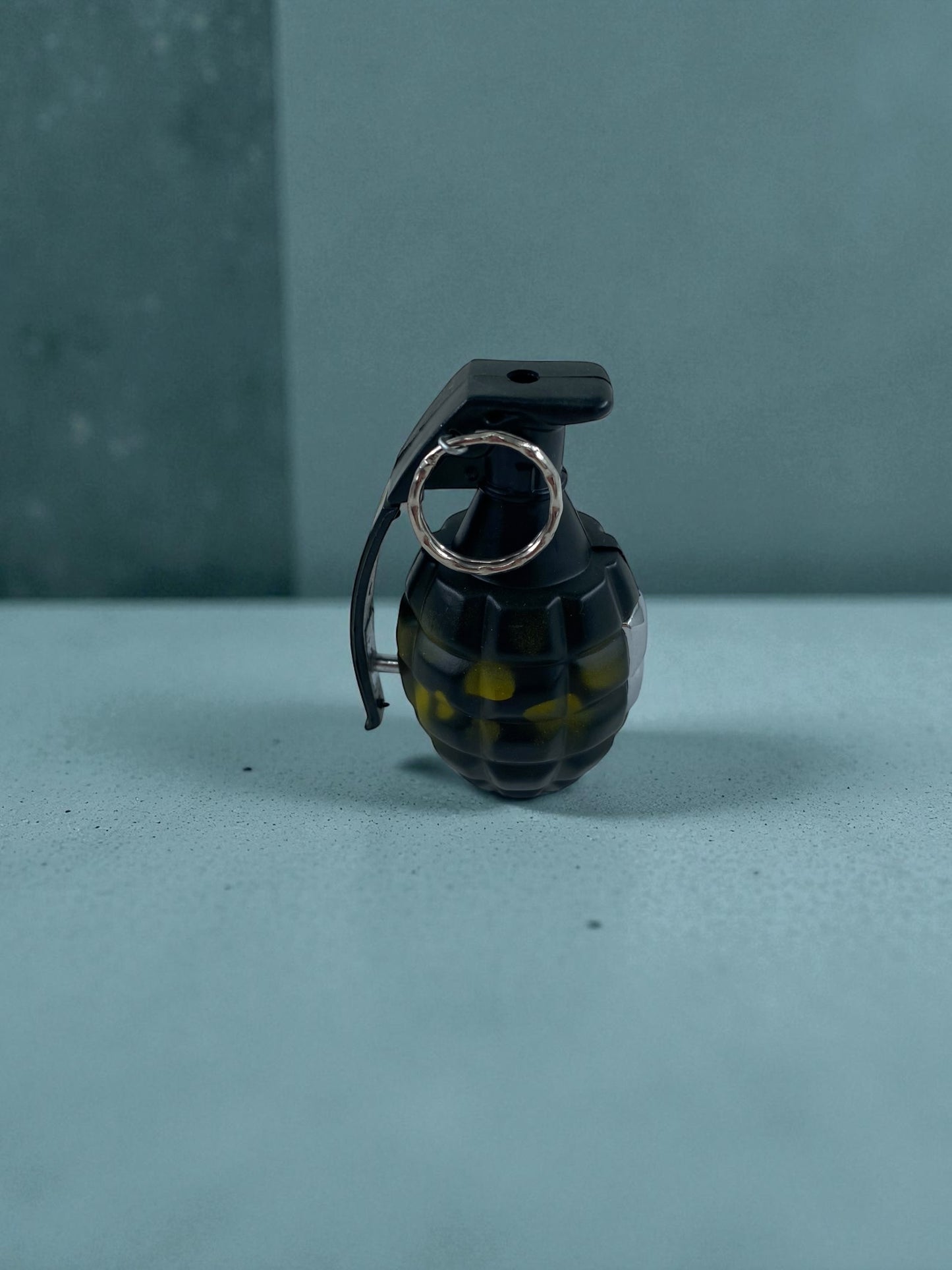 Elektrik Çarpan Bomba Çakmak Görünümlü Şaka Oyuncağı 1293