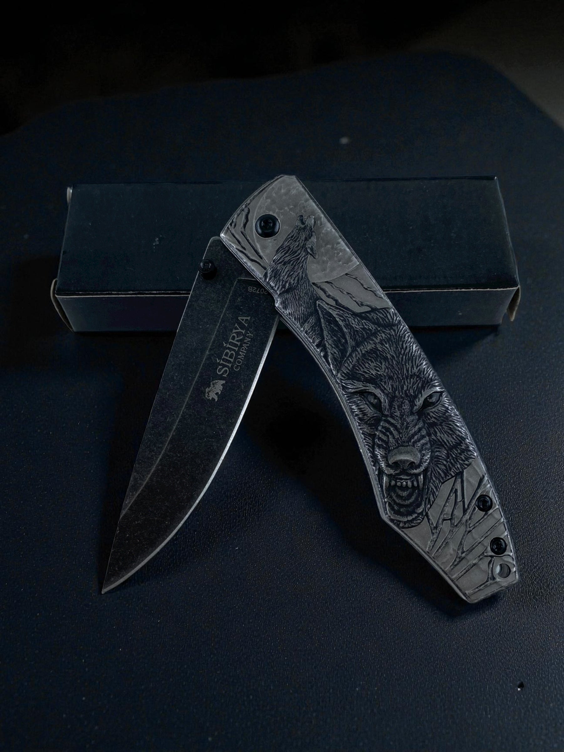 Sibirya Metal Kurt Desenli Katlanır Çakı