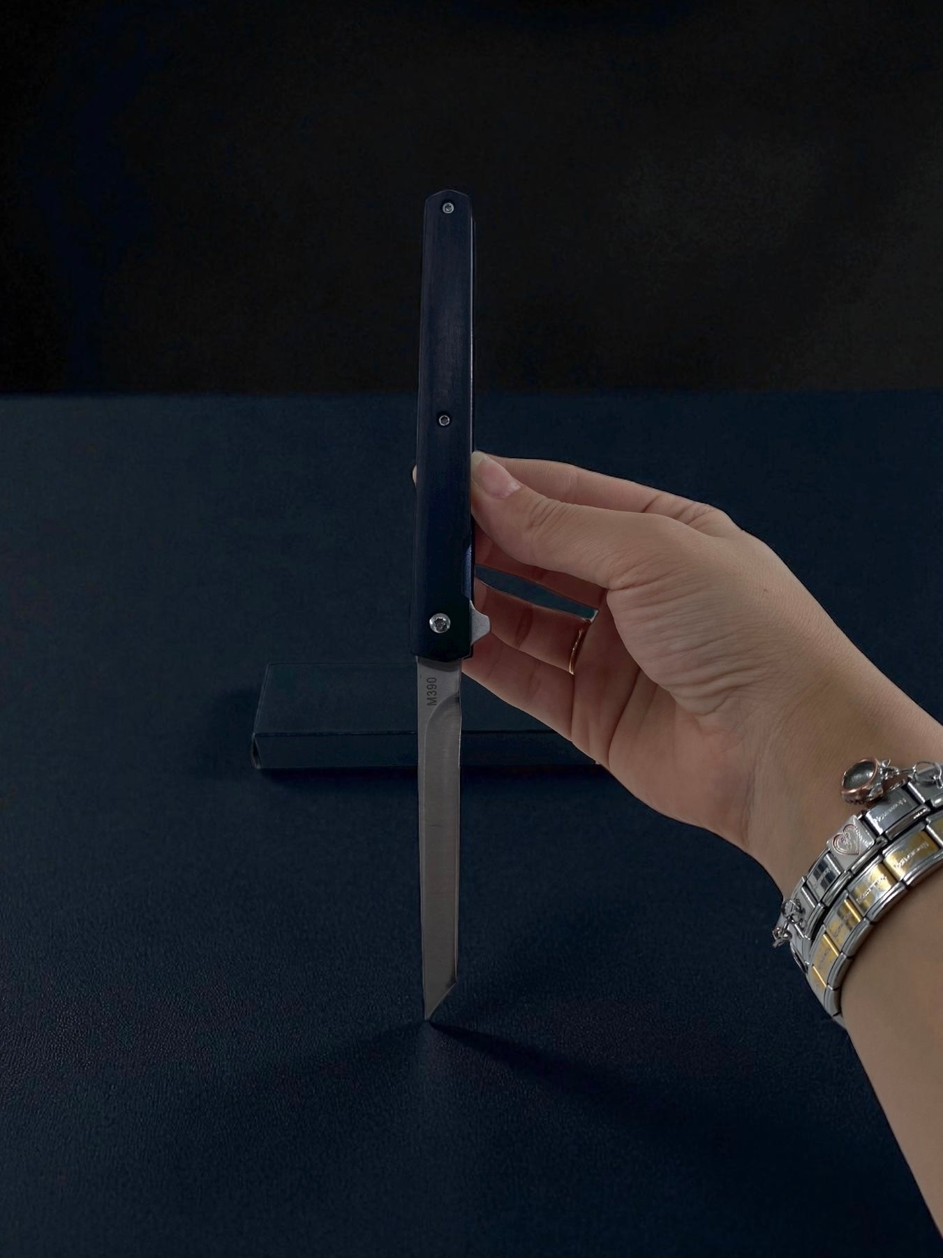 Zarif Gövdeli Uzun Bıçaklı Siyah Metal Katlanır Çakı