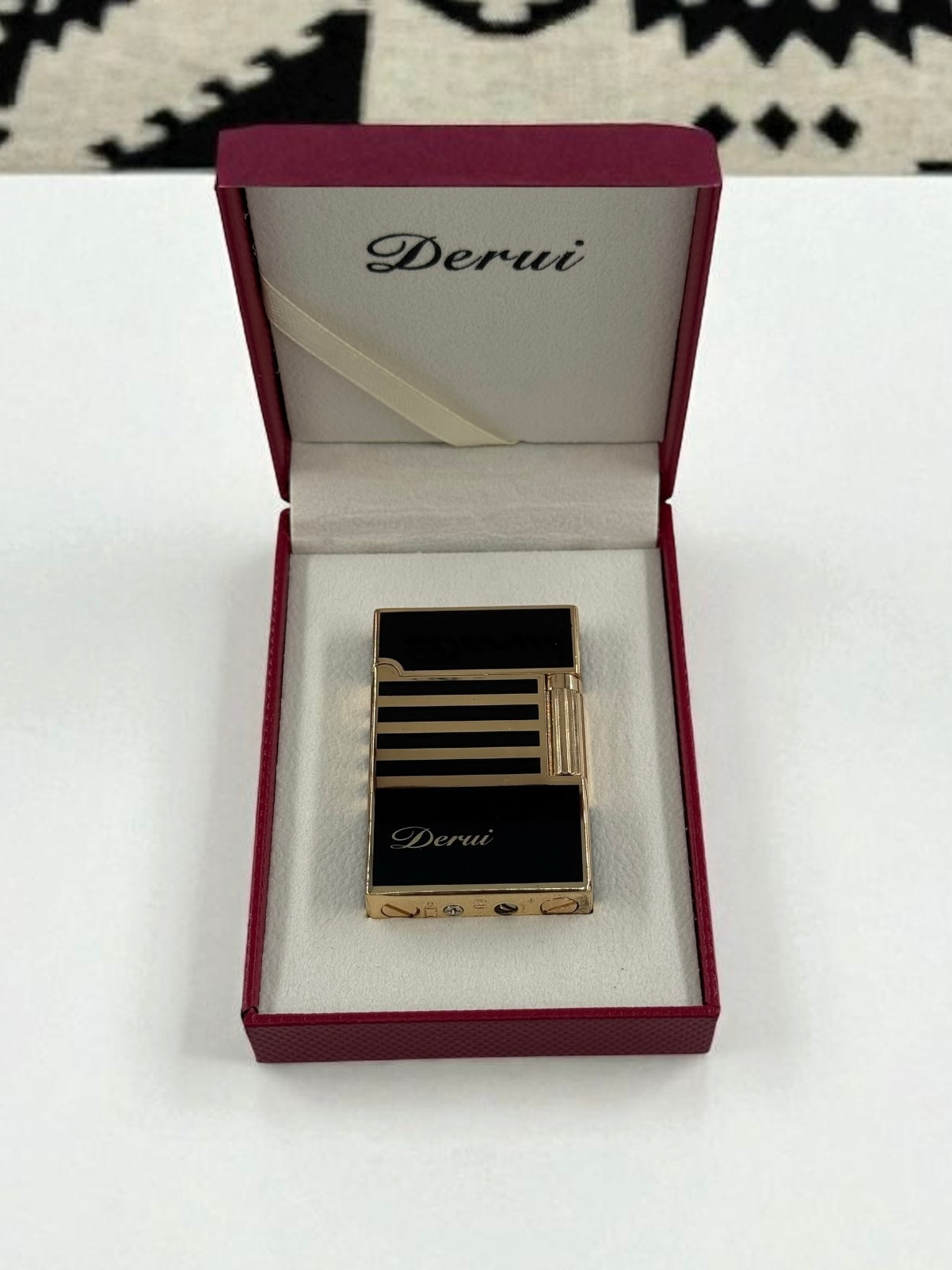 Derui Lux Siyah Altın Çizgili Gazlı Çakmak 1312