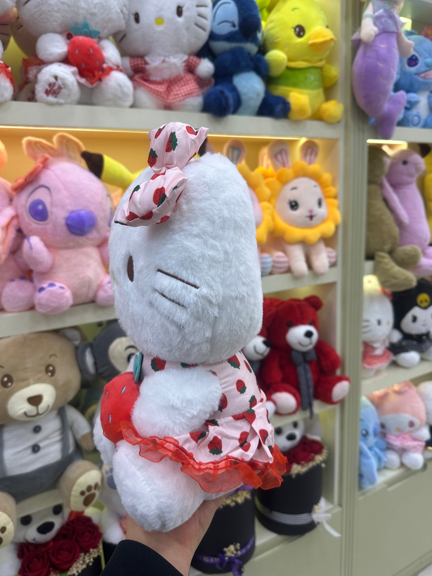Çilekli Kıyafet Giyen Hello Kitty Peluş