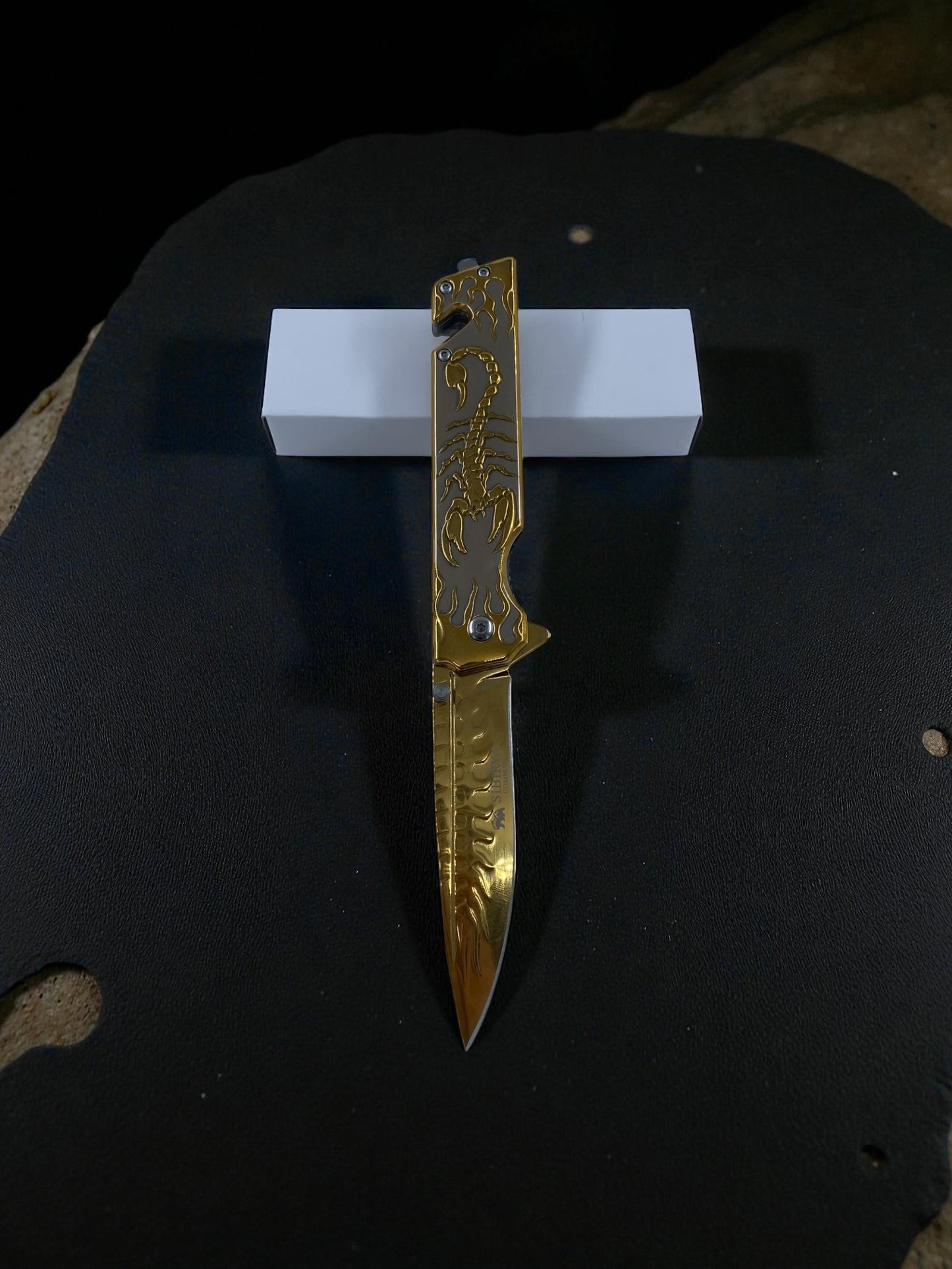 Altın Renk Akrep Desenli Katlanır Çakı