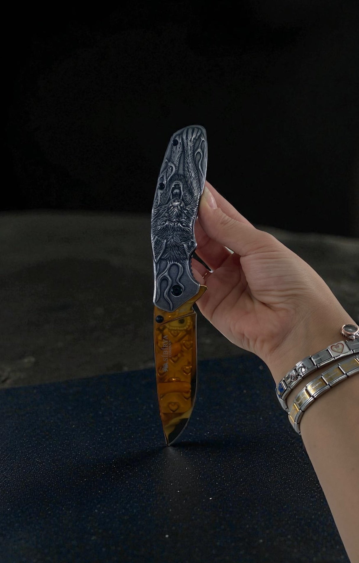 Kurt Kabartmalı Altın Detaylı Sibirya Katlanabilir Çakı