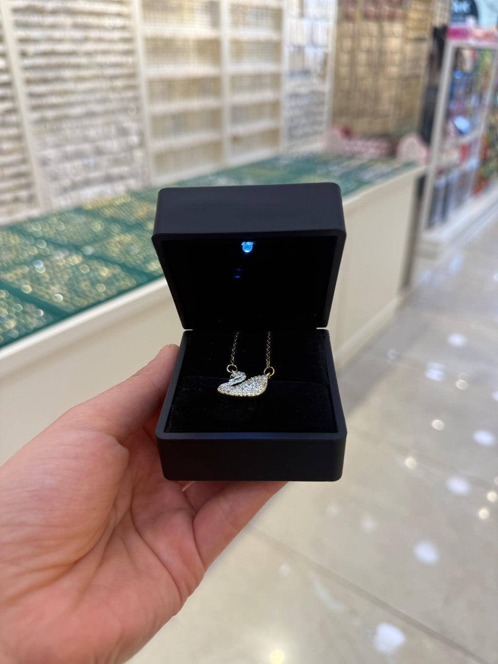 Swaroski Kuğu Kolyeli Işıklı Kutu