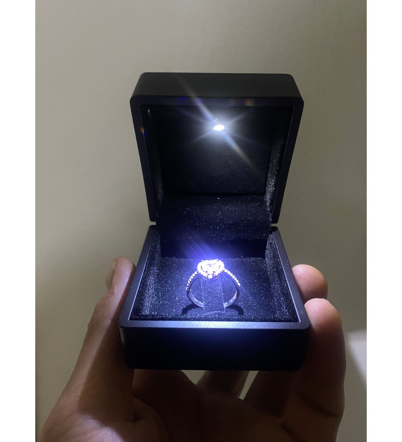 Işıklı Yüzük Kutusunda Kalpli Pandora Ciddi İlişki Yüzüği