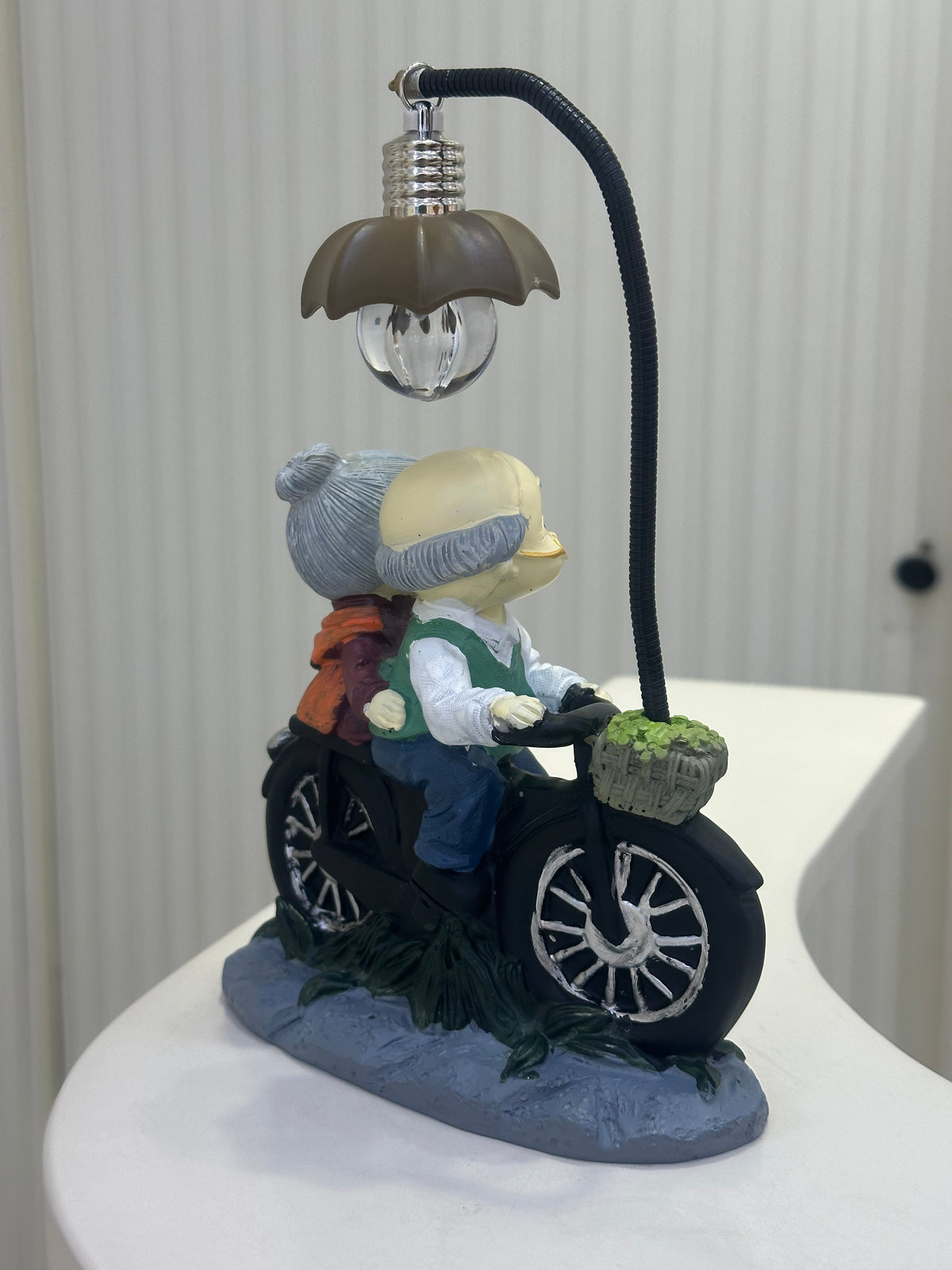 Bisiklet Üzerinde Dede Nine Biblo