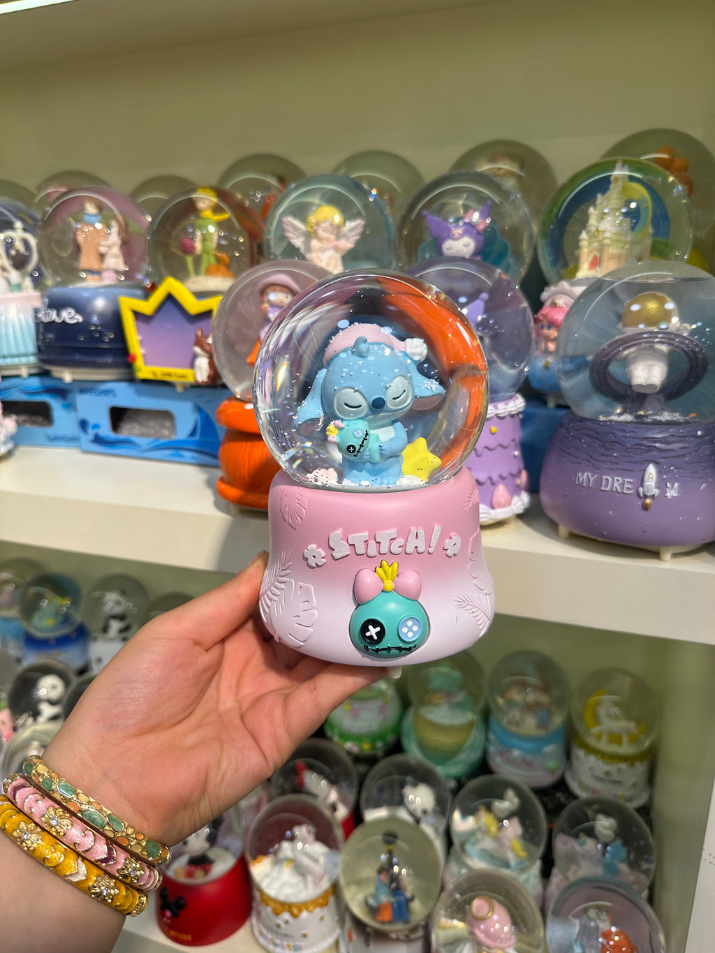 Uykucu Stitch Temalı Büyük Boy Kar Küresi